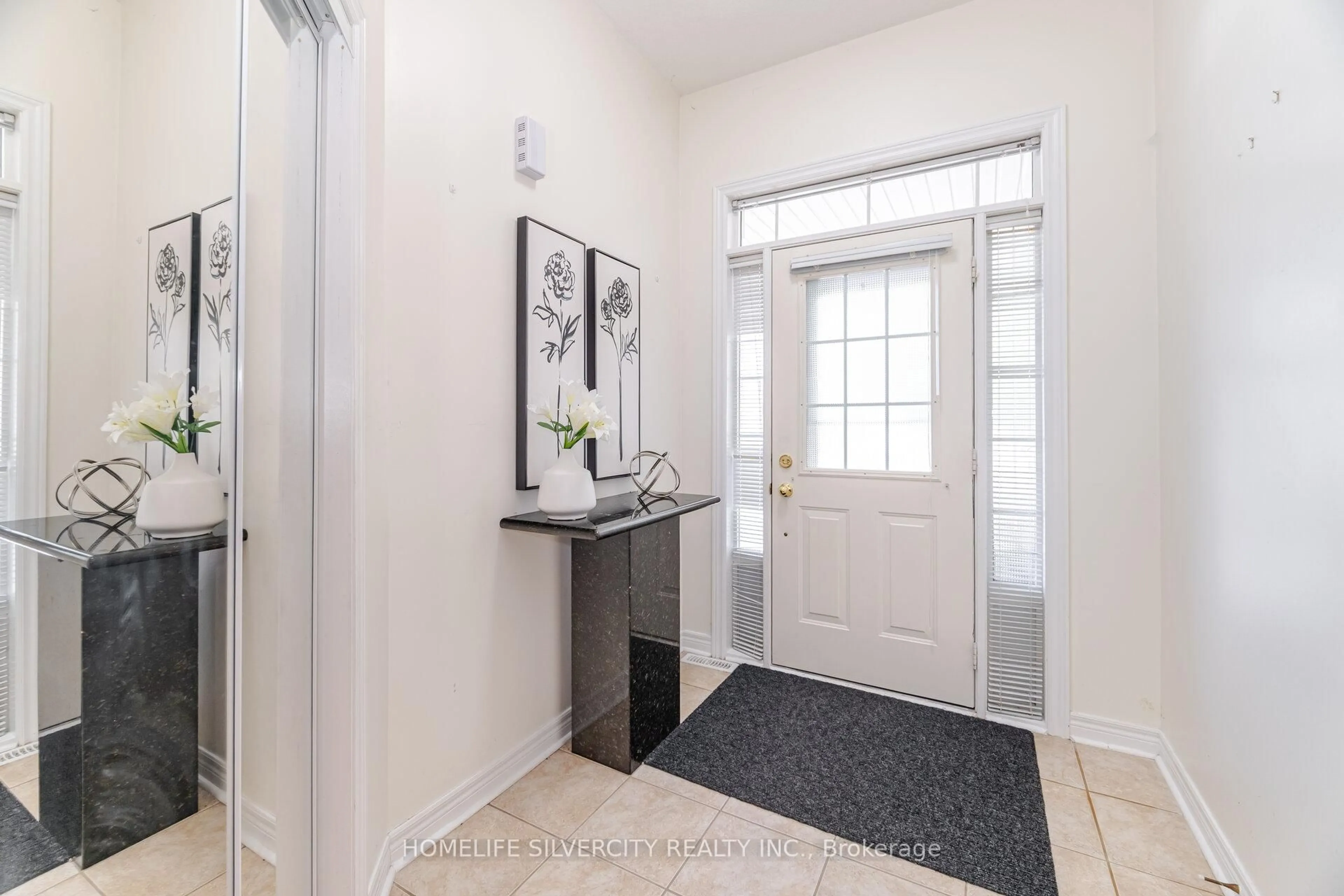 Indoor entryway for 31 Rocky Point Cres, Brampton Ontario L6V 4R7