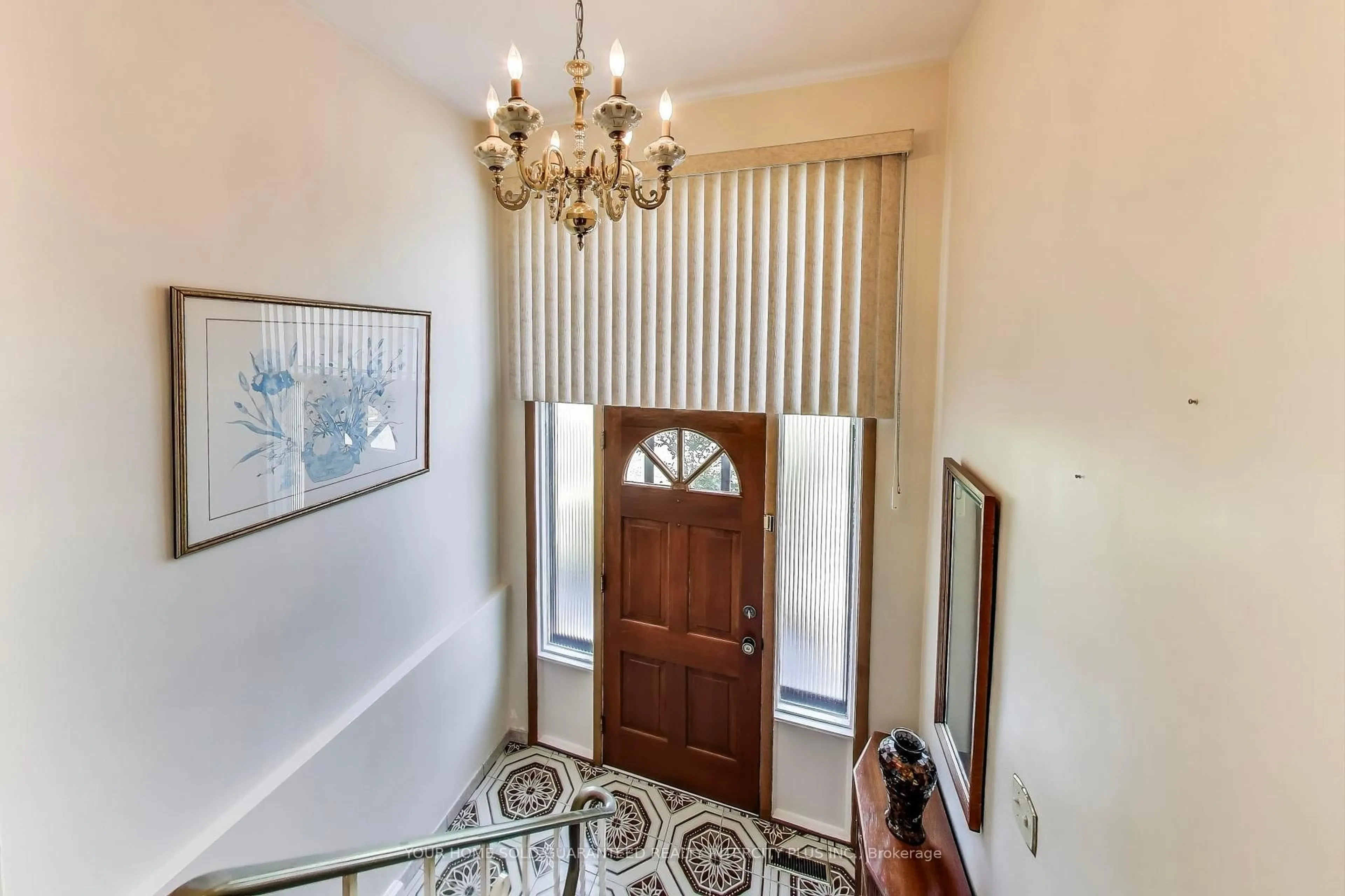 Indoor foyer for 19 Hisey Cres, Toronto Ontario M3N 1T9