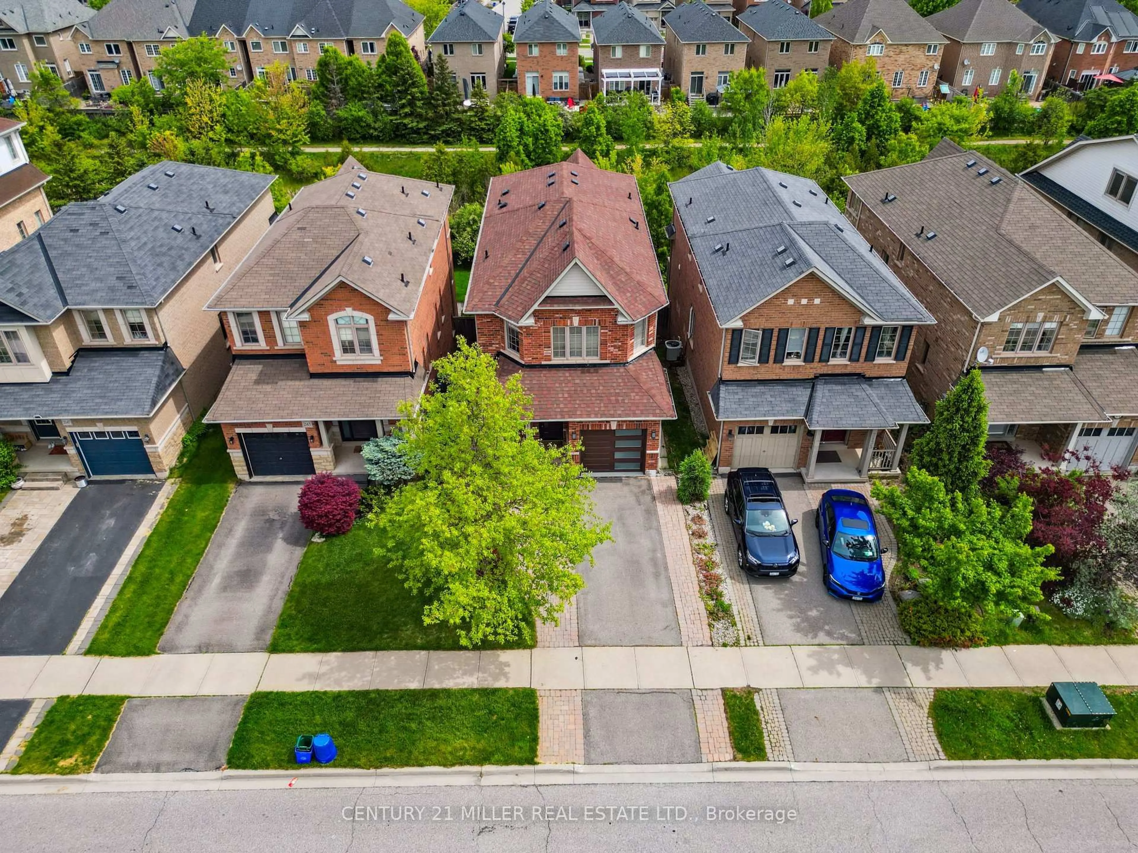 A pic from outside/outdoor area/front of a property/back of a property/a pic from drone, street for 2139 FIDDLERS Way, Oakville Ontario L6M 0M5