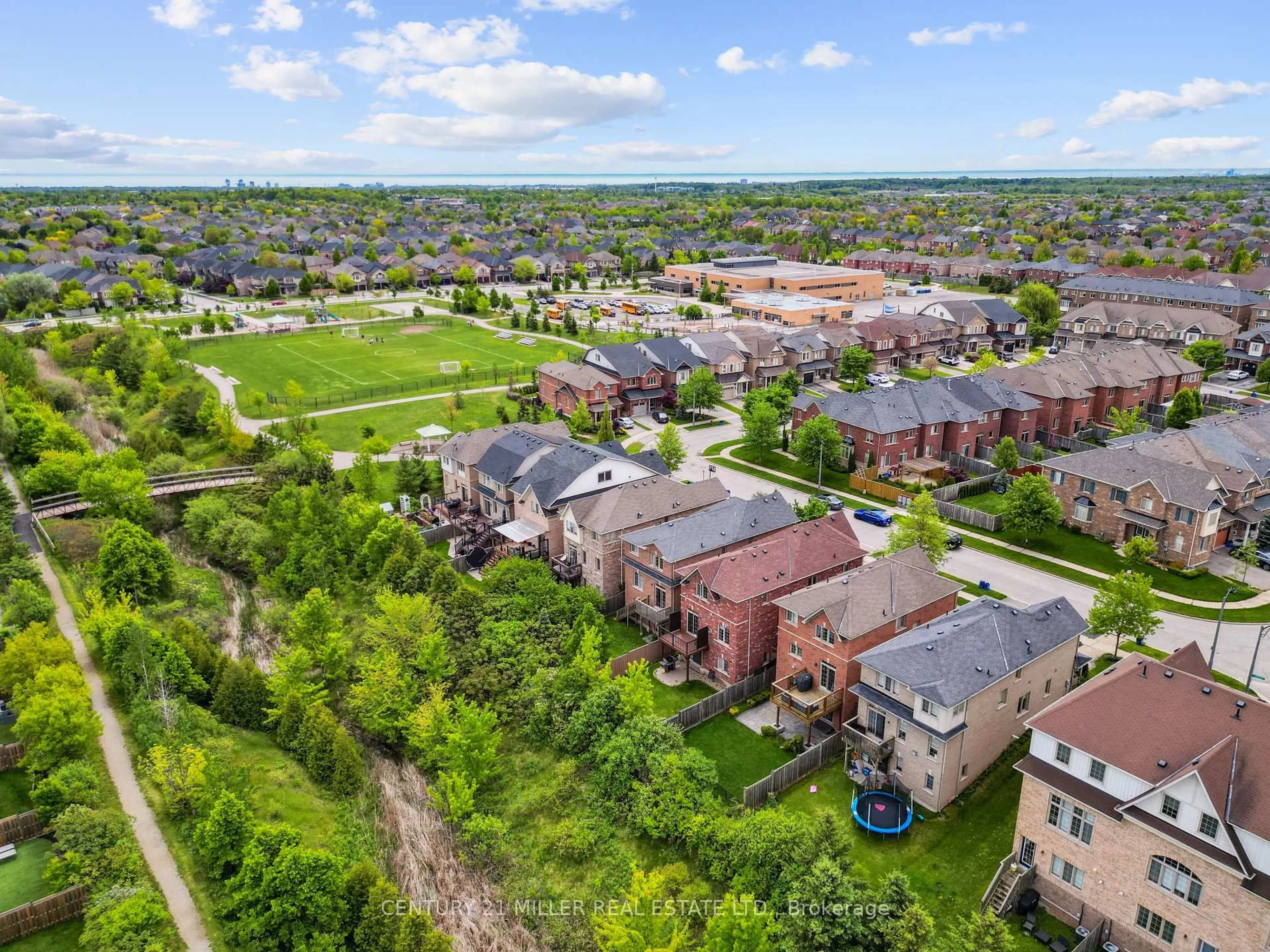 A pic from outside/outdoor area/front of a property/back of a property/a pic from drone, street for 2139 FIDDLERS Way, Oakville Ontario L6M 0M5