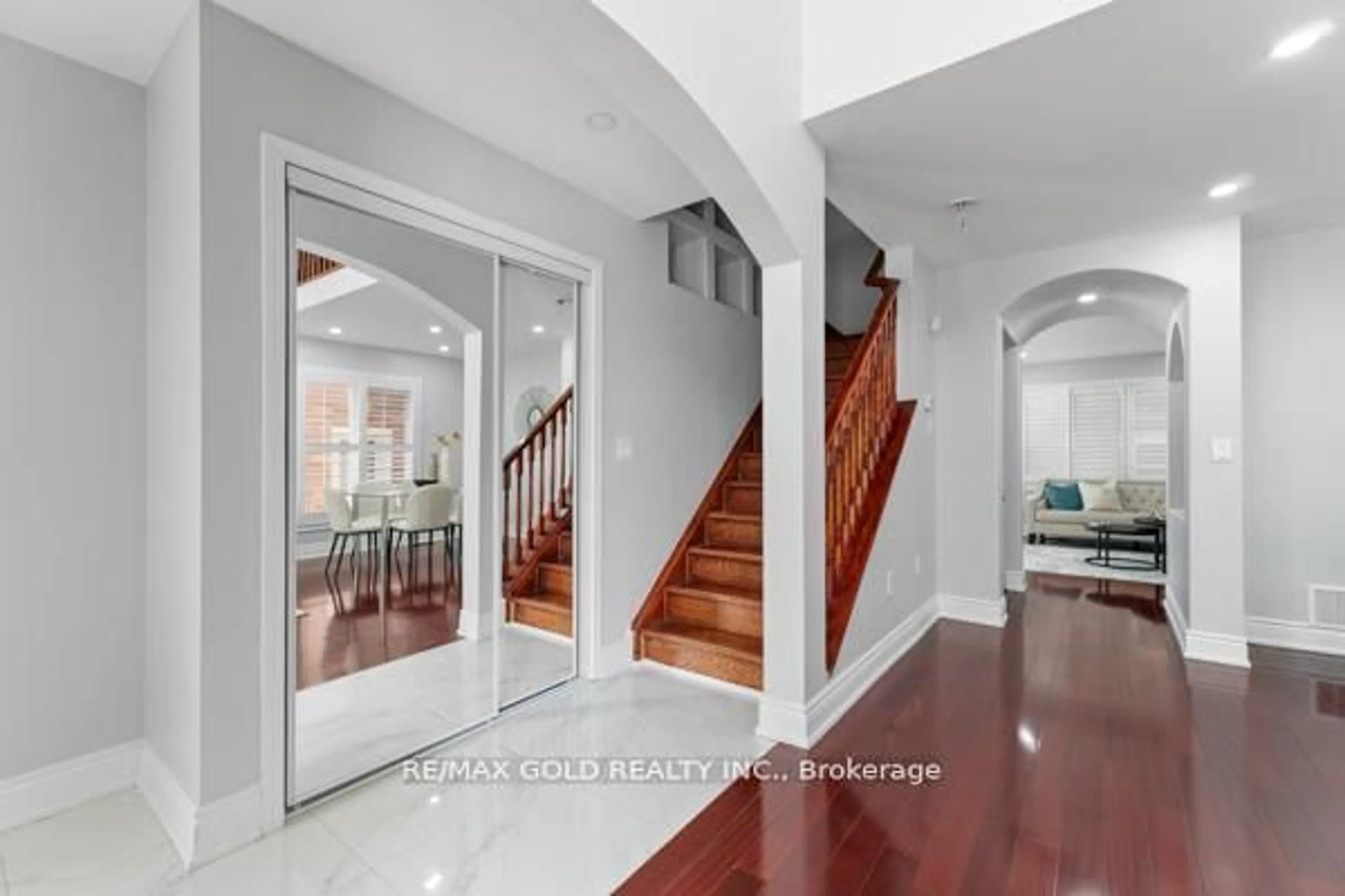 Indoor entryway for 16 Upshall Dr, Brampton Ontario L6P 1E1