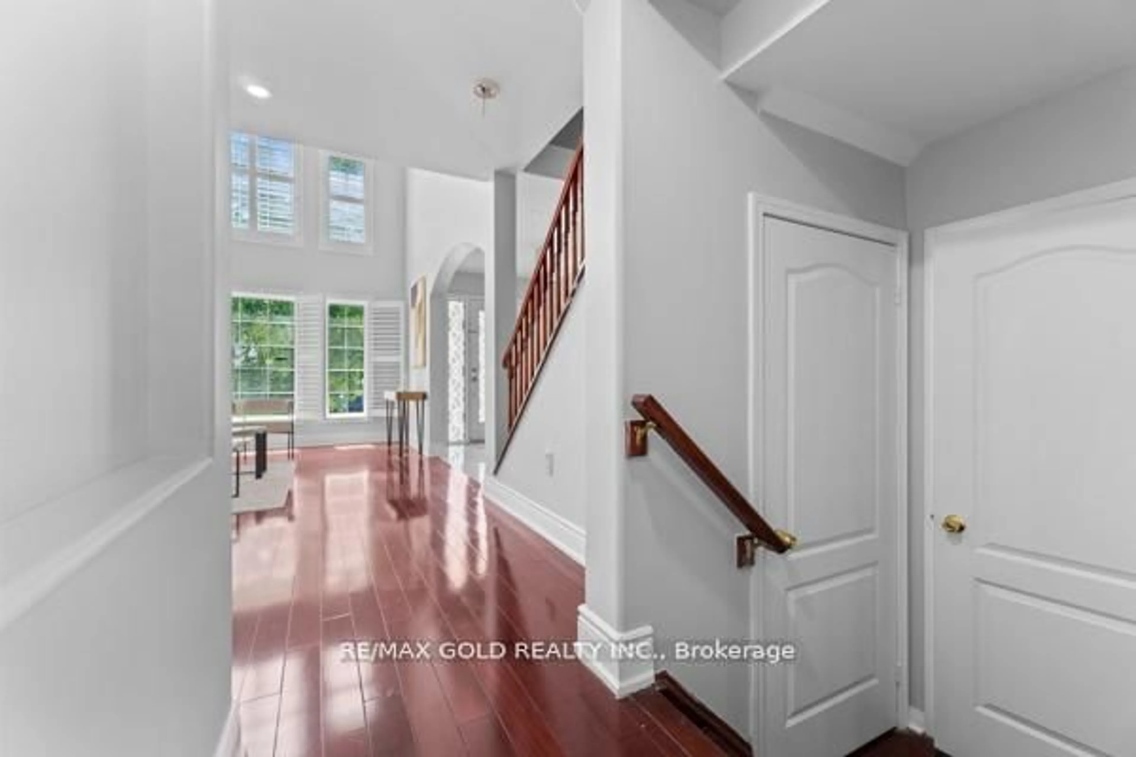 Indoor foyer for 16 Upshall Dr, Brampton Ontario L6P 1E1