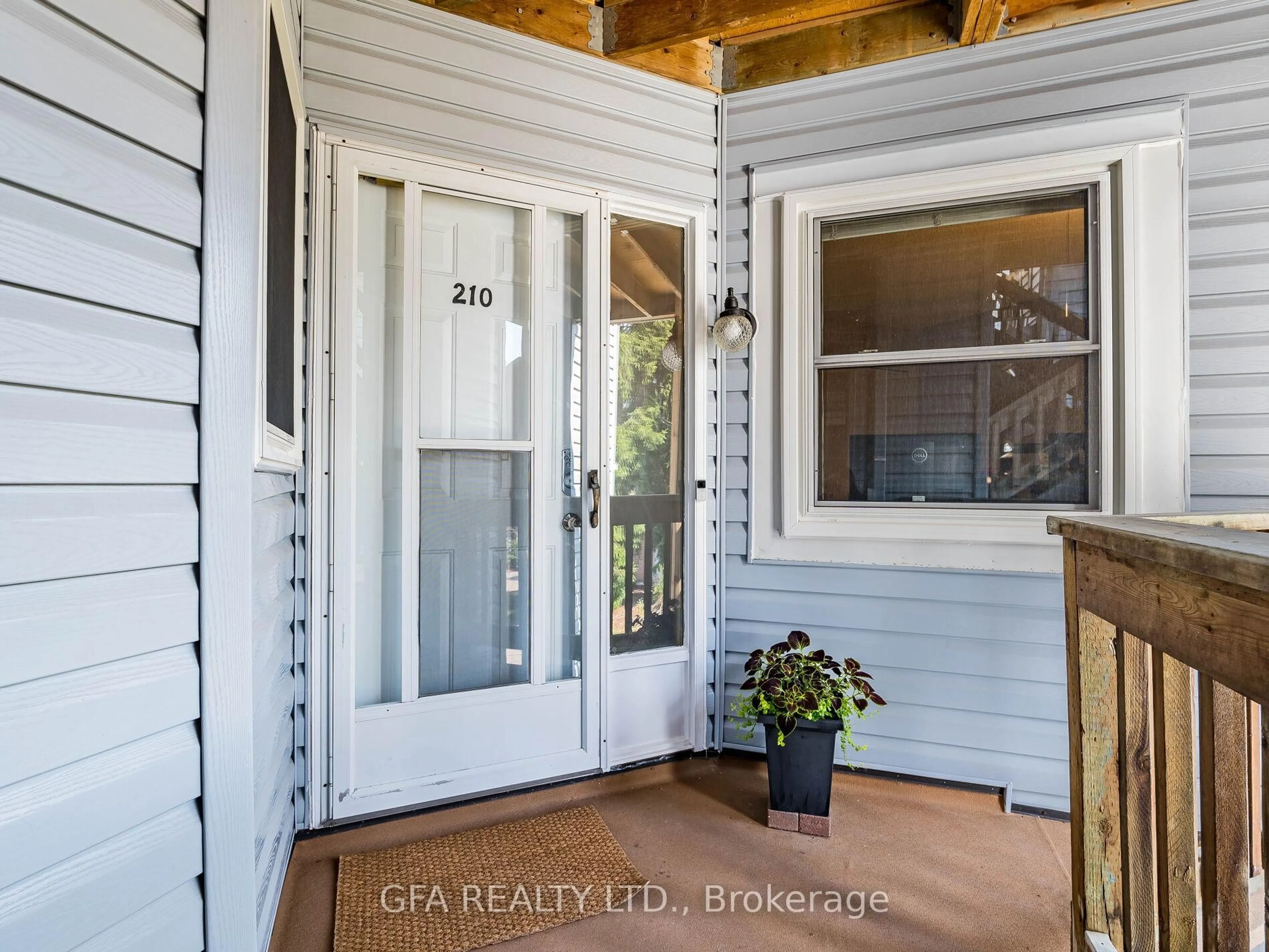 Indoor entryway for 1220 Thorpe Rd #210, Burlington Ontario L7S 2H5