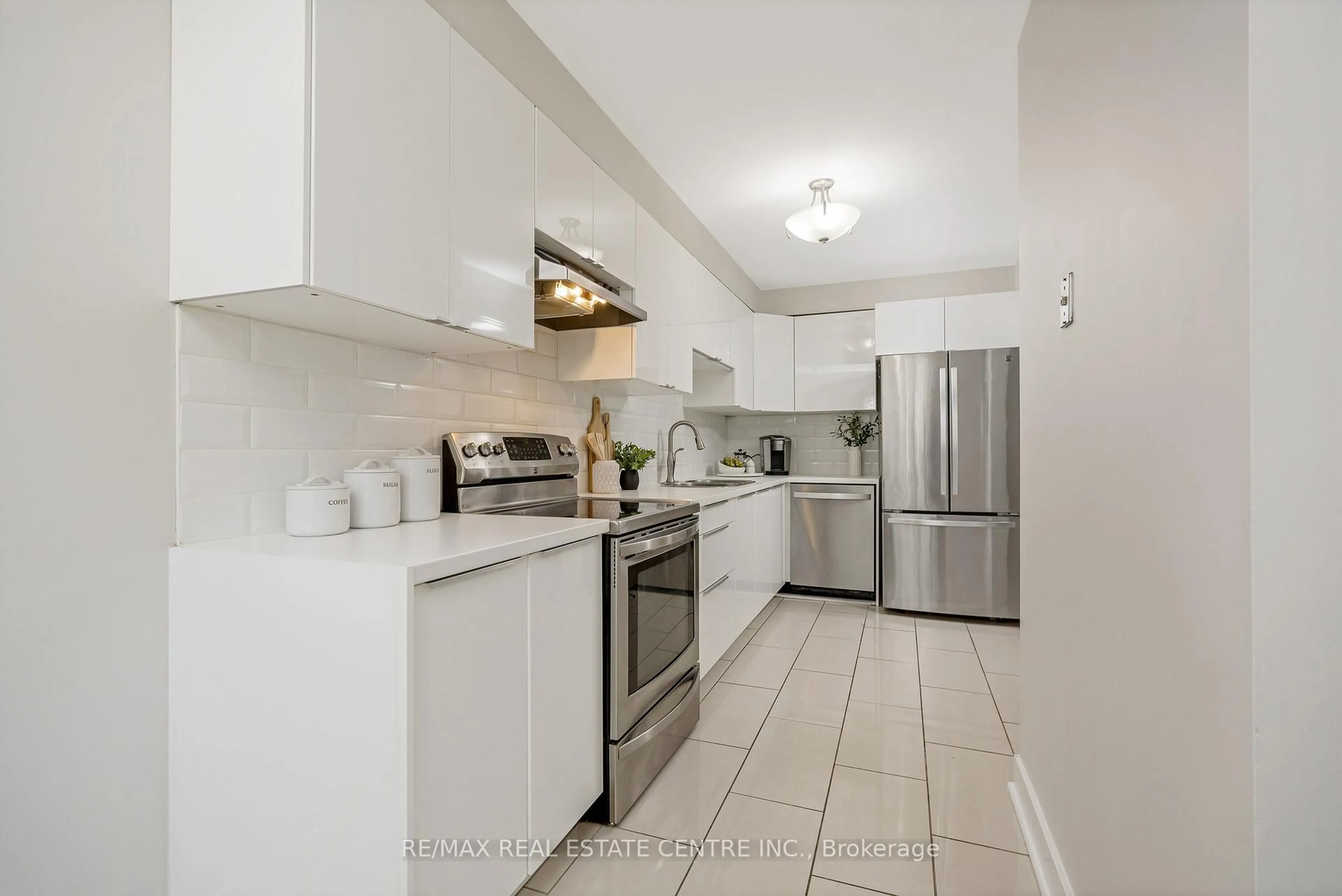 Standard kitchen, ceramic/tile floor for 1120 Gable Dr, Oakville Ontario L6J 7R3