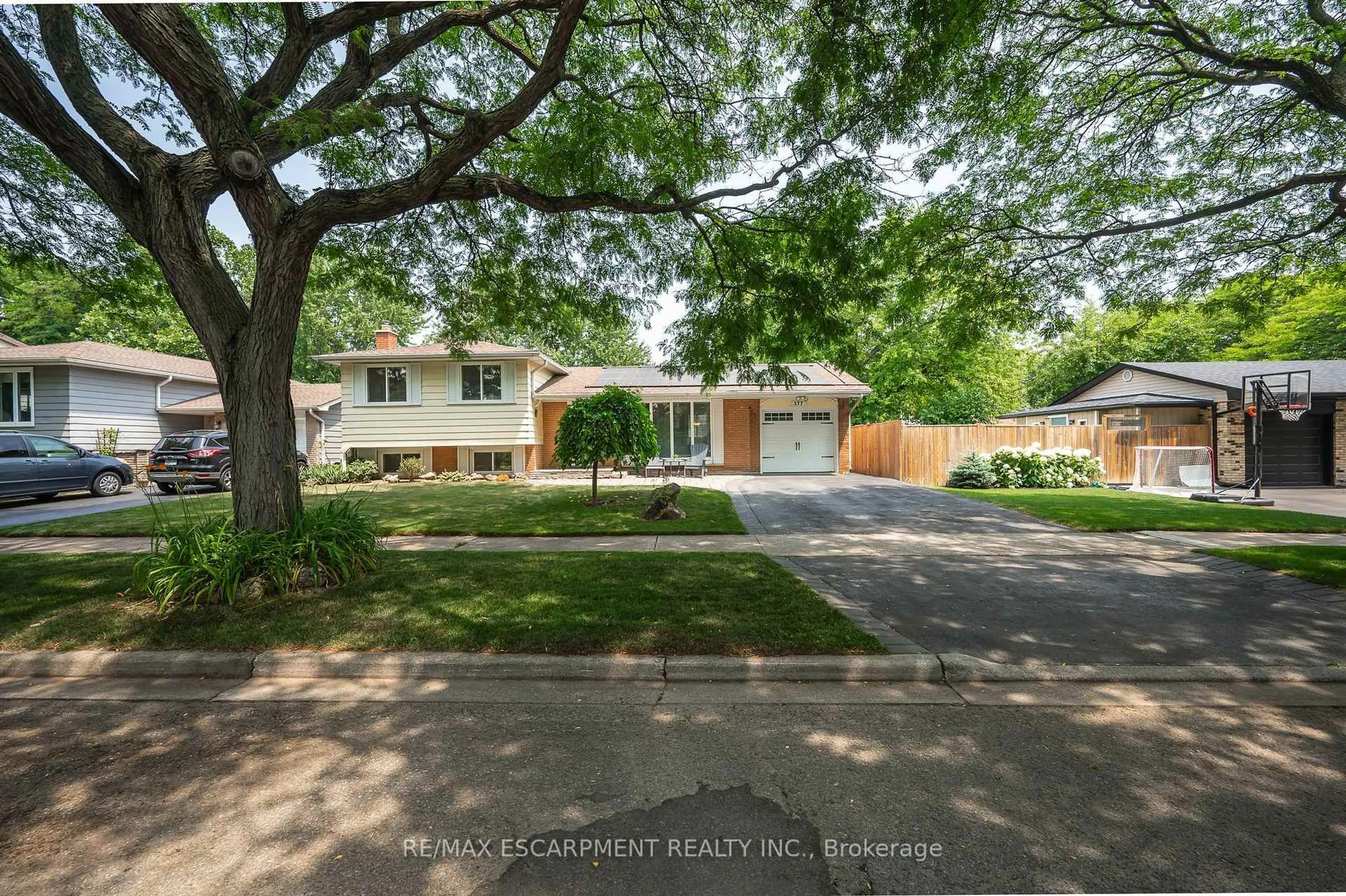 Home with brick exterior material, street for 577 Louise Dr, Burlington Ontario L7L 2T8