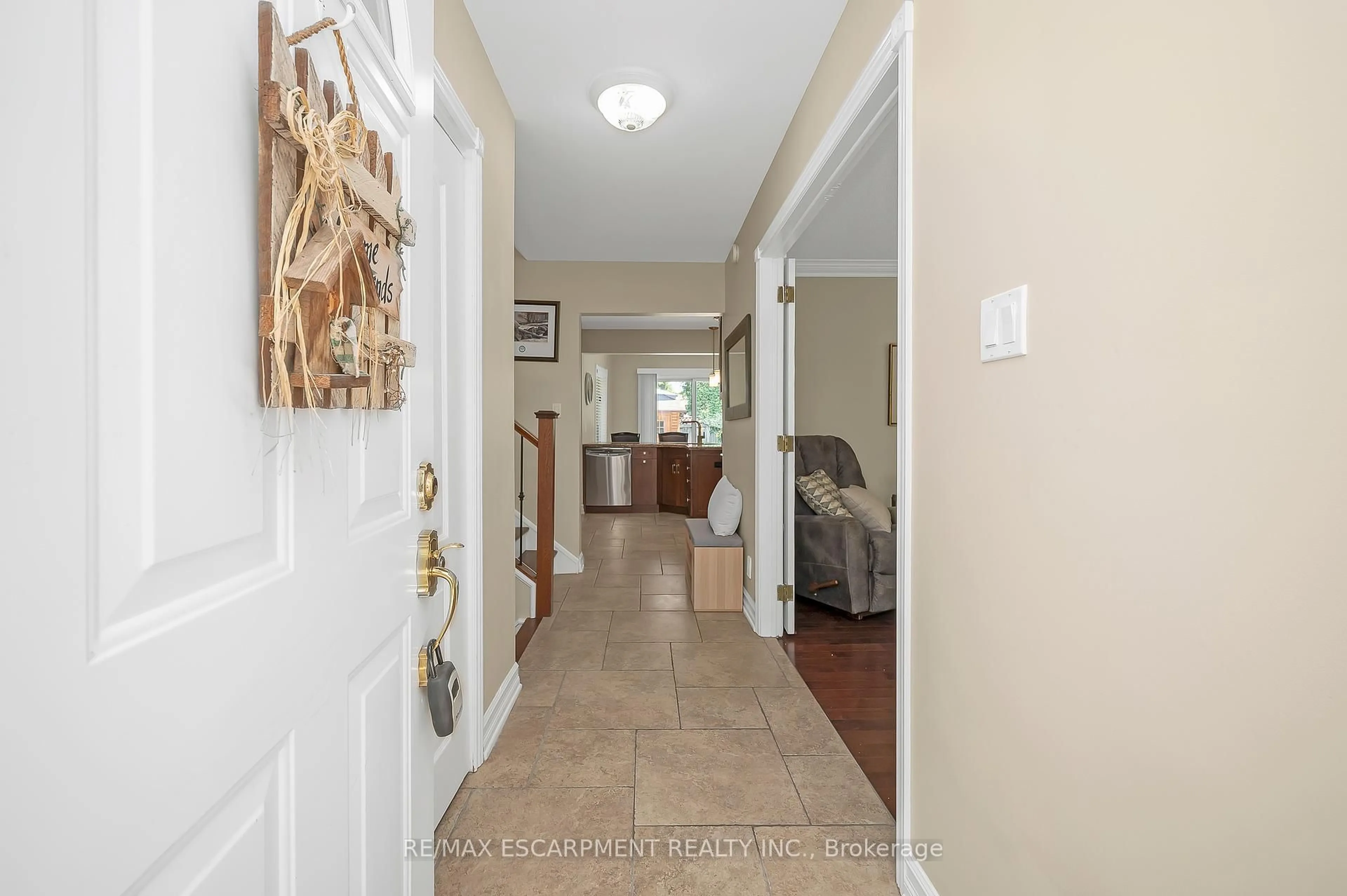 Indoor entryway for 577 Louise Dr, Burlington Ontario L7L 2T8