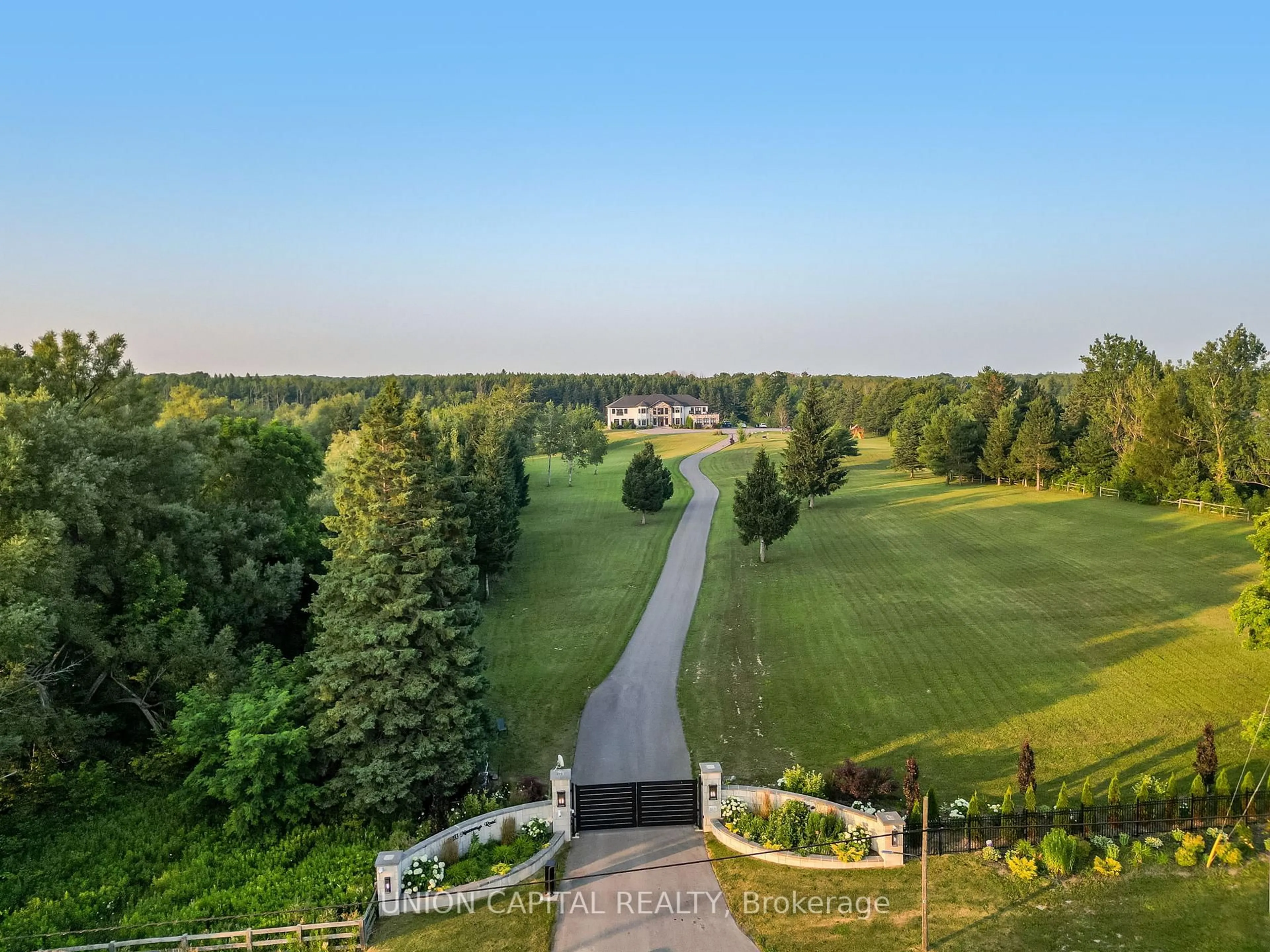 A pic from outside/outdoor area/front of a property/back of a property/a pic from drone, unknown for 16033 Mississauga Rd, Caledon Ontario L7C 1X8
