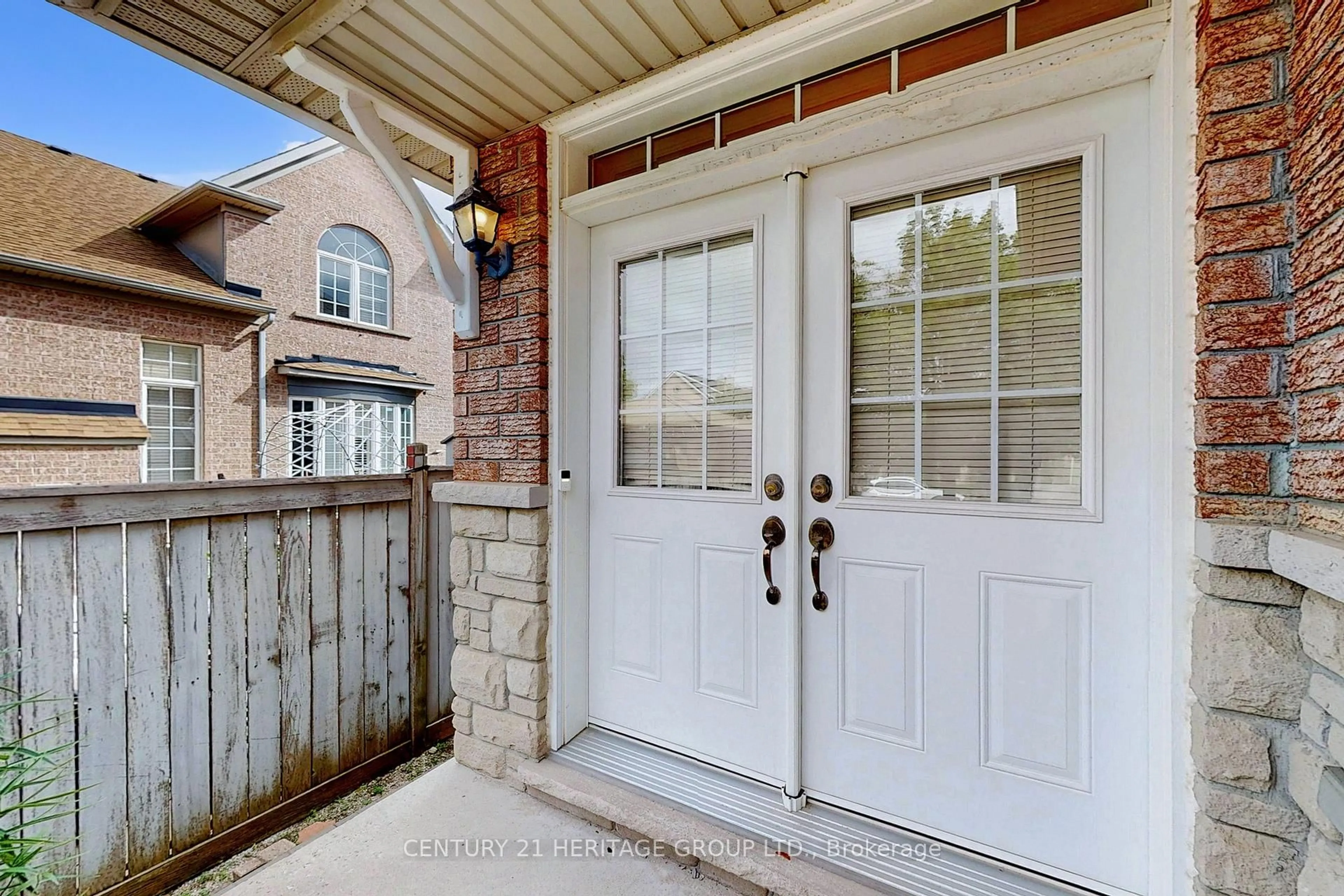 Indoor entryway for 4 Sunnyvale Gate, Brampton Ontario L6S 6J3