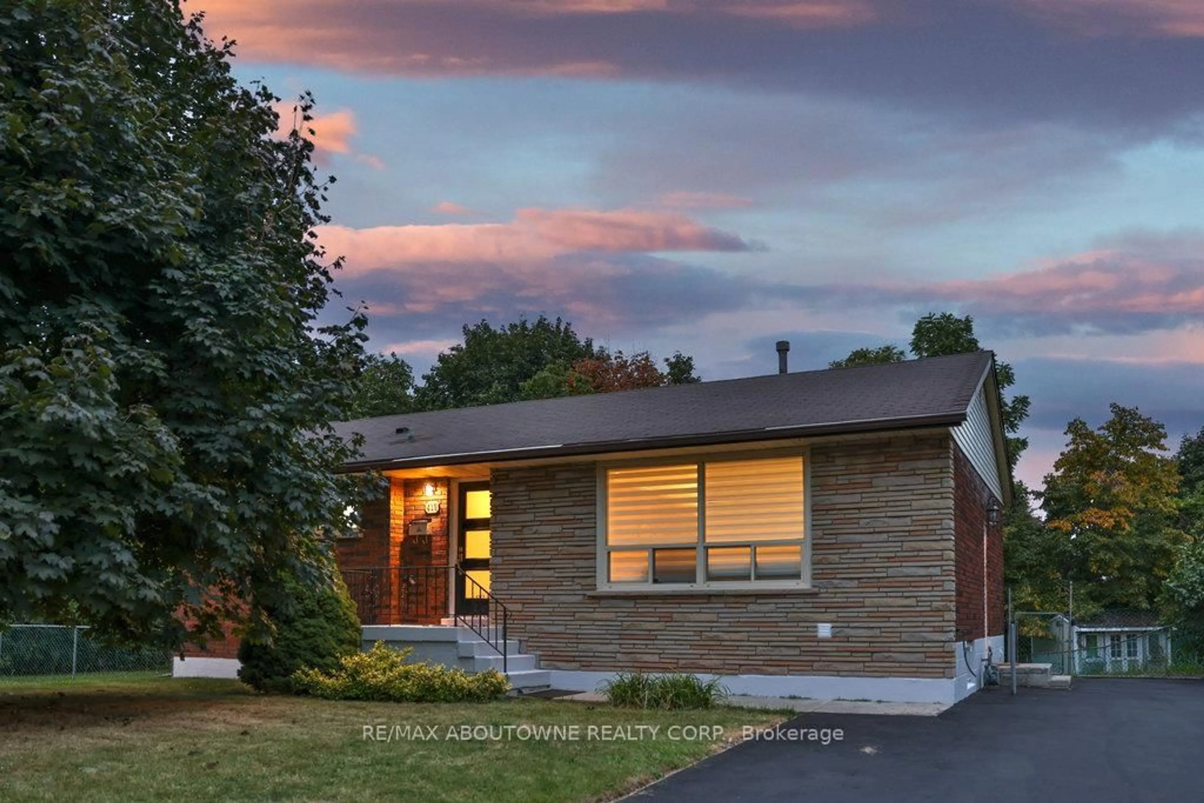 Home with vinyl exterior material, street for 419 Erindale Dr, Burlington Ontario L7L 4T3
