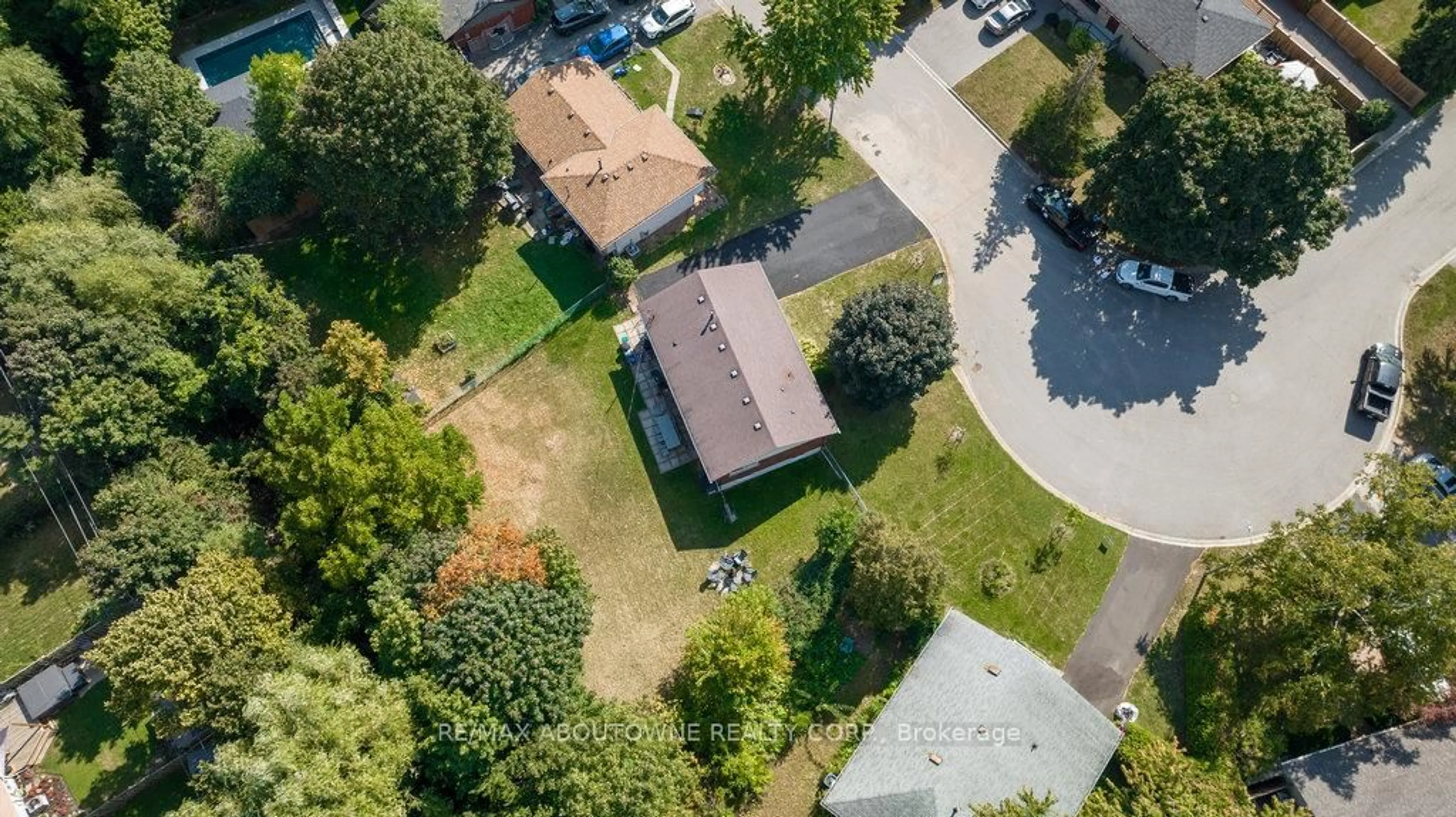A pic from outside/outdoor area/front of a property/back of a property/a pic from drone, street for 419 Erindale Dr, Burlington Ontario L7L 4T3