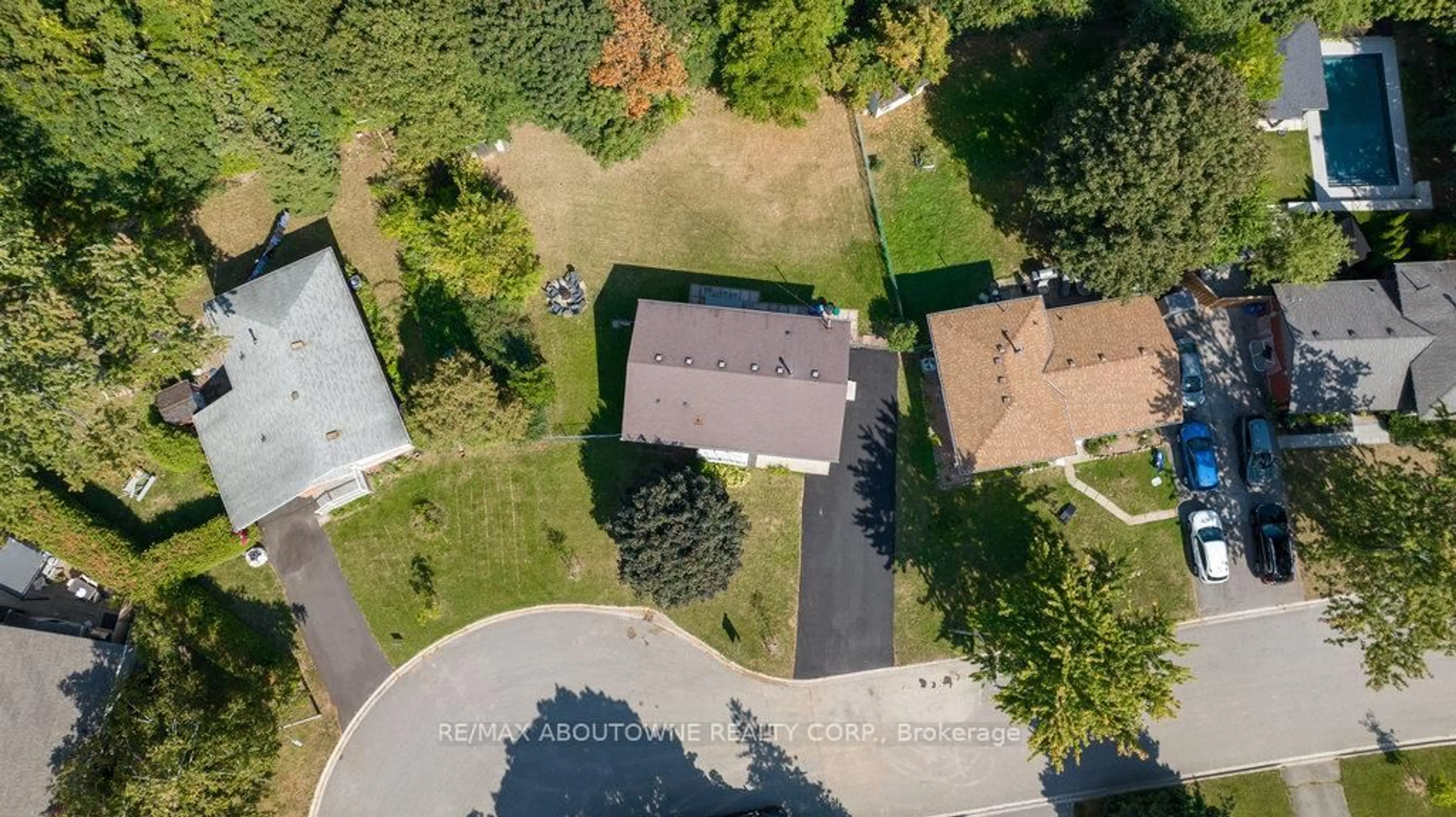 A pic from outside/outdoor area/front of a property/back of a property/a pic from drone, street for 419 Erindale Dr, Burlington Ontario L7L 4T3