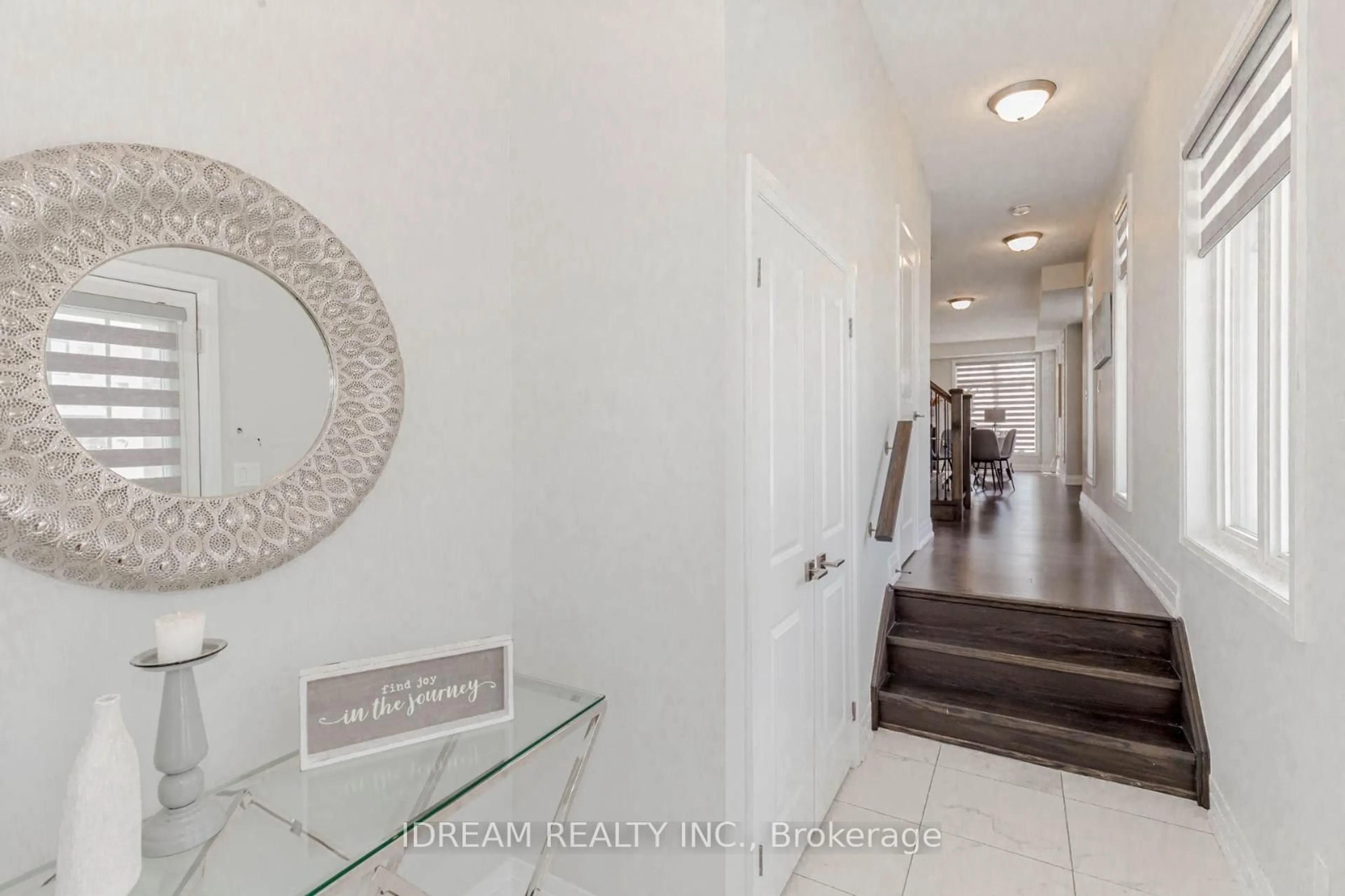 Indoor entryway for 73 Brushwood Dr, Brampton Ontario L6Y 6J4