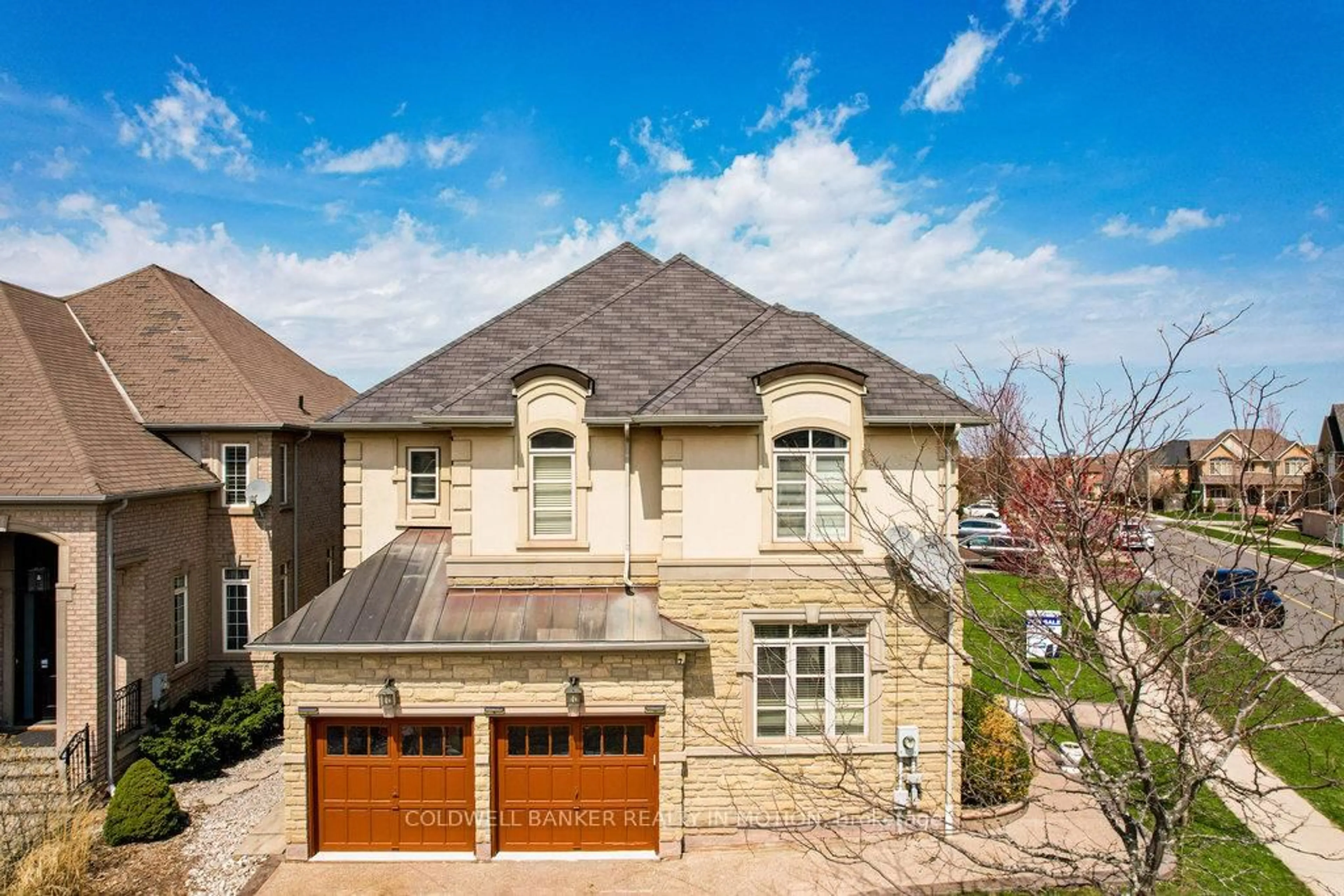 A pic from outside/outdoor area/front of a property/back of a property/a pic from drone, street for 1335 Arrowhead Rd, Oakville Ontario L6H 0B2