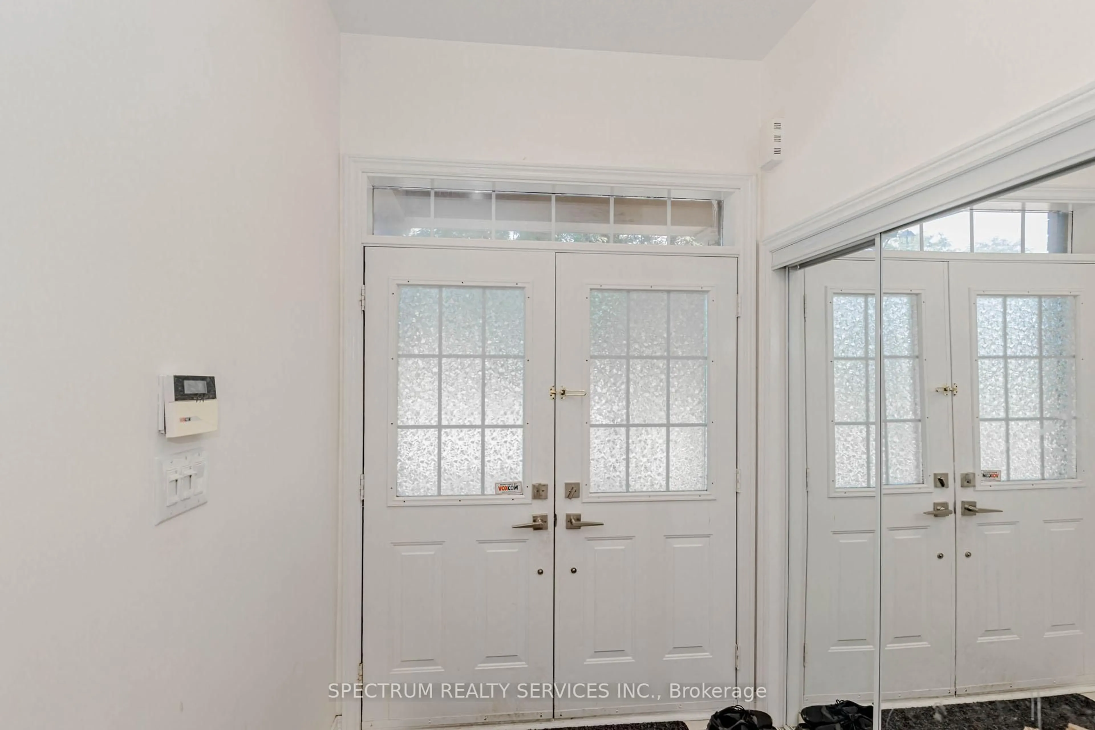 Indoor entryway for 22 Ungava Bay Rd, Brampton Ontario L6R 3M5