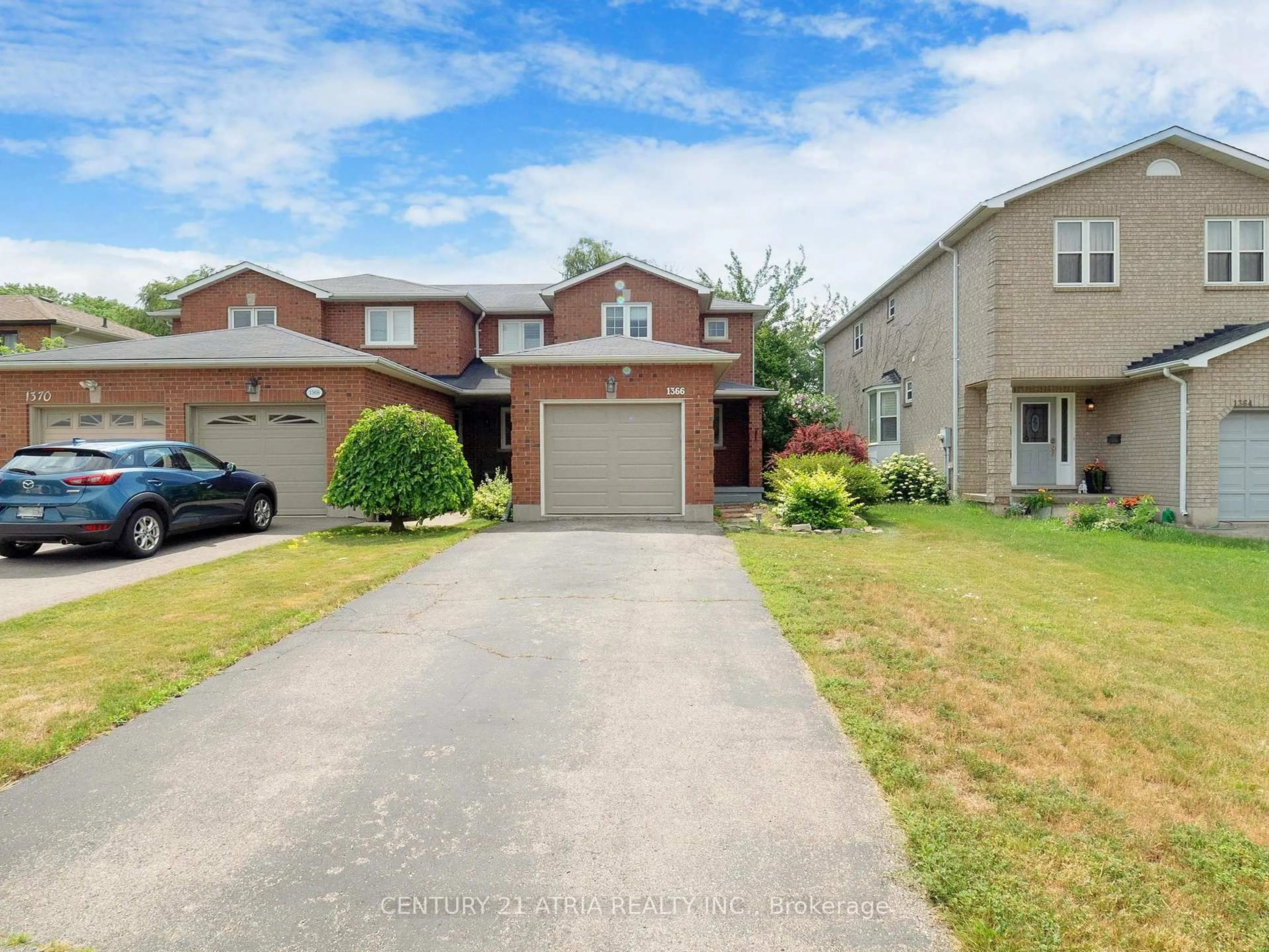 A pic from outside/outdoor area/front of a property/back of a property/a pic from drone, street for 1366 Treeland St, Burlington Ontario L7R 4P4