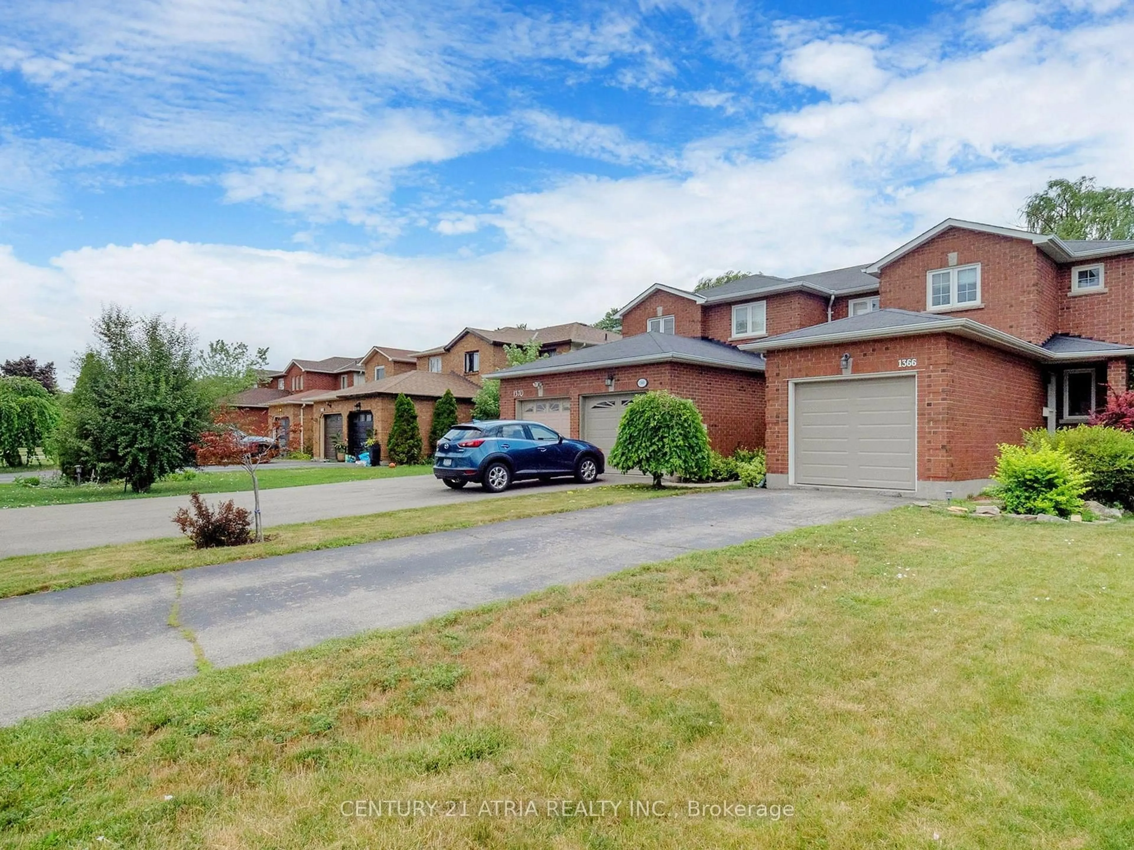 A pic from outside/outdoor area/front of a property/back of a property/a pic from drone, street for 1366 Treeland St, Burlington Ontario L7R 4P4