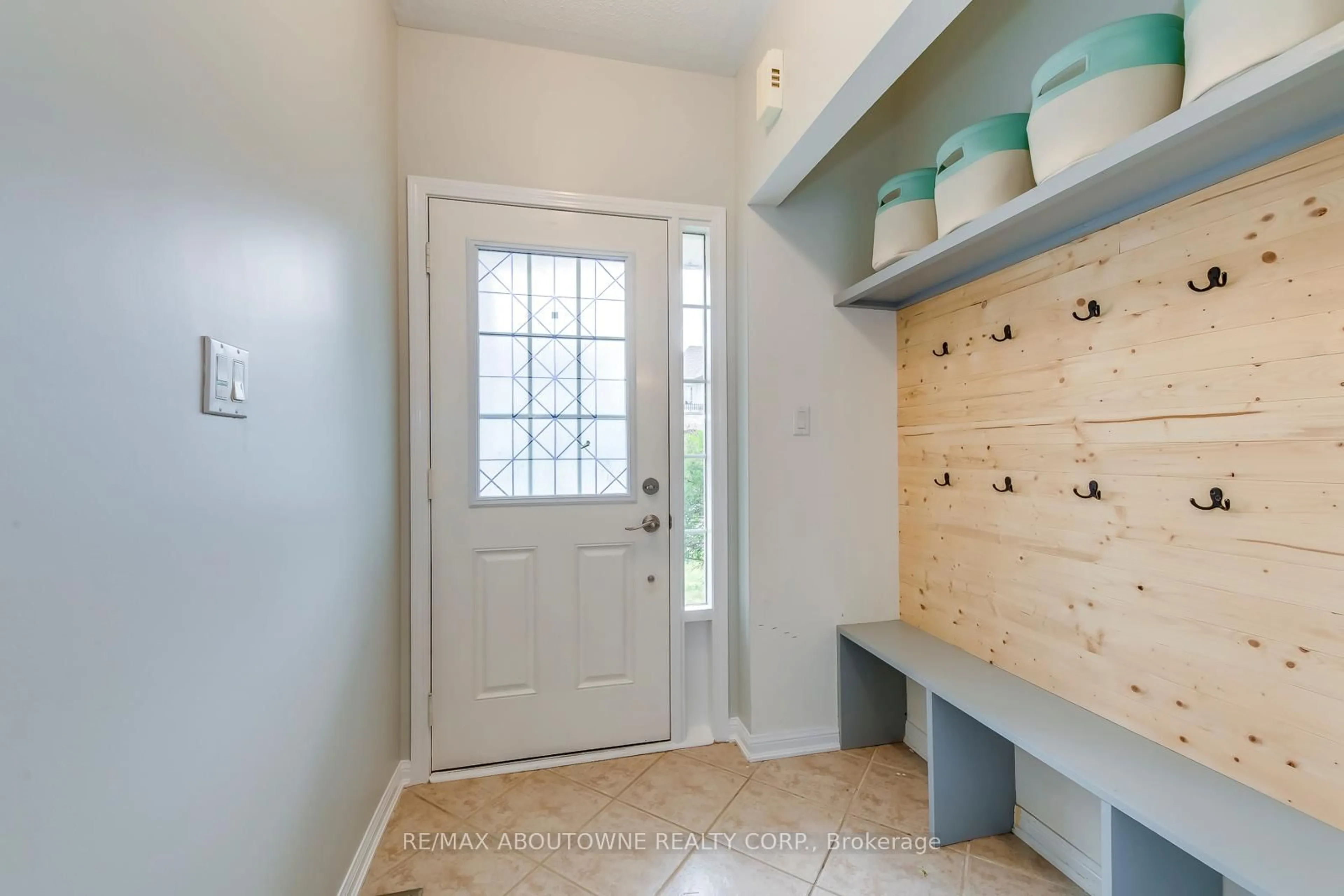 Indoor entryway for 2457 Springforest Dr, Oakville Ontario L6M 0A1