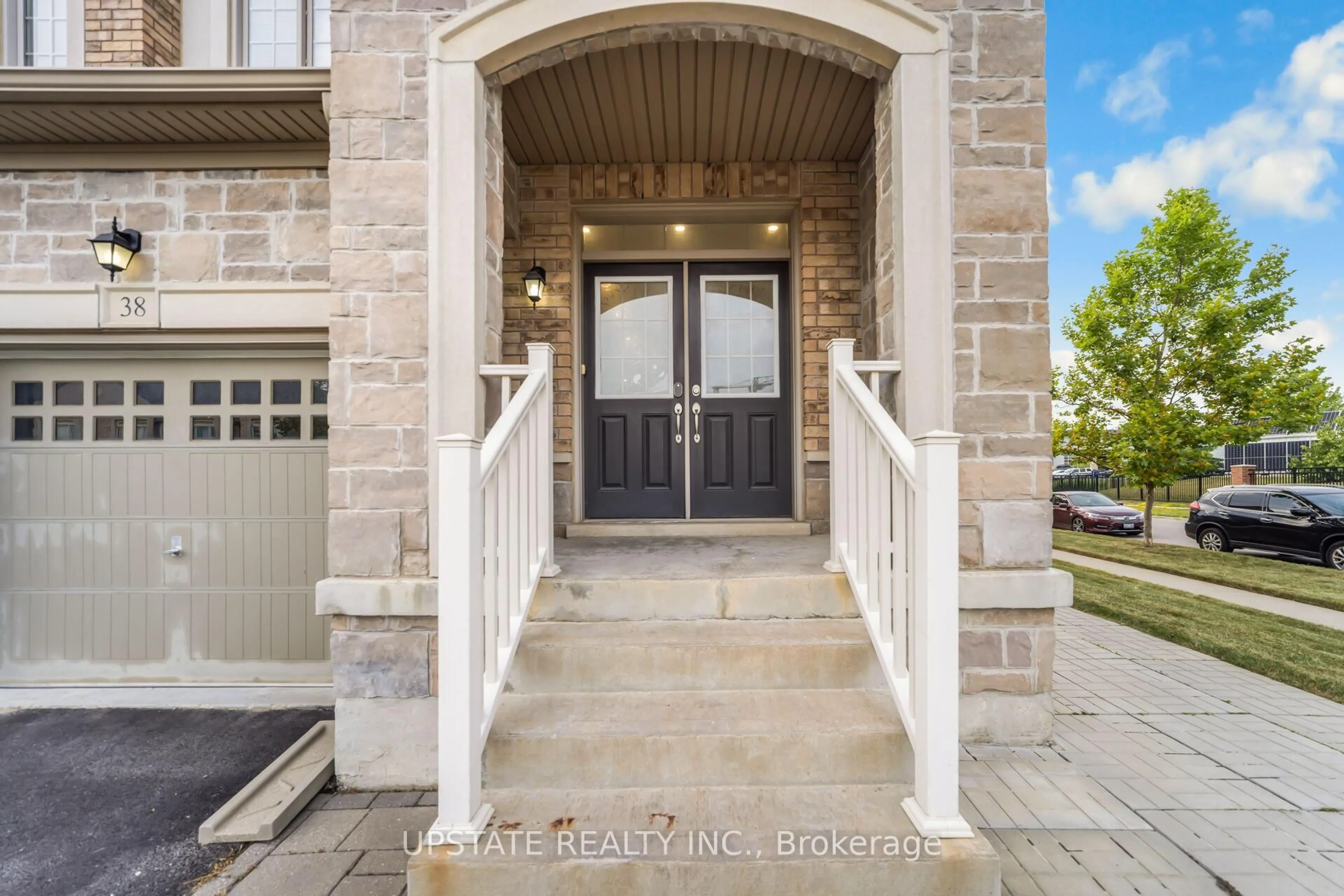 Indoor entryway for 38 Rising Hill Rdge, Brampton Ontario L6Y 6B5