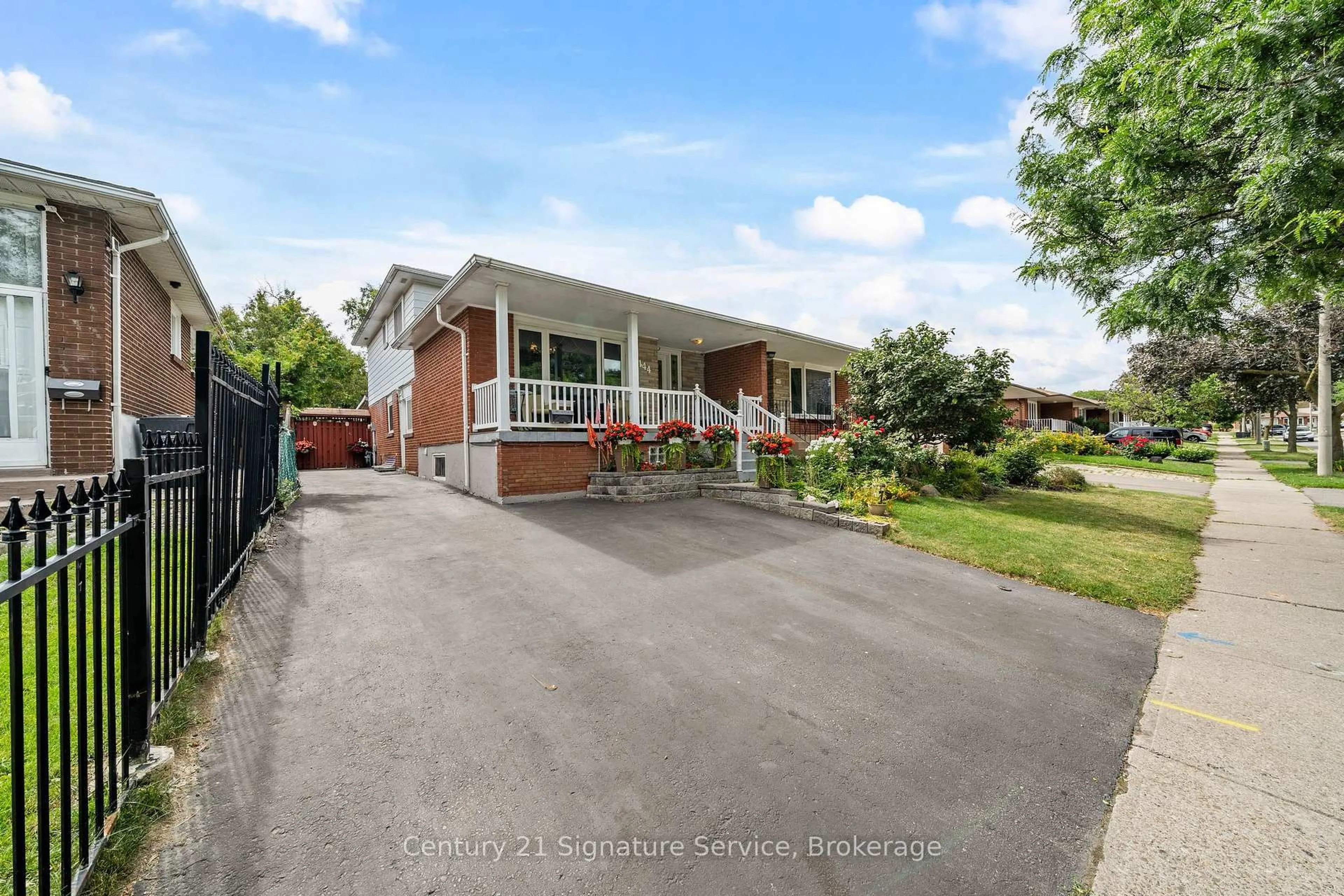 A pic from outside/outdoor area/front of a property/back of a property/a pic from drone, street for 144 Voltarie Cres, Mississauga Ontario L5A 2A4