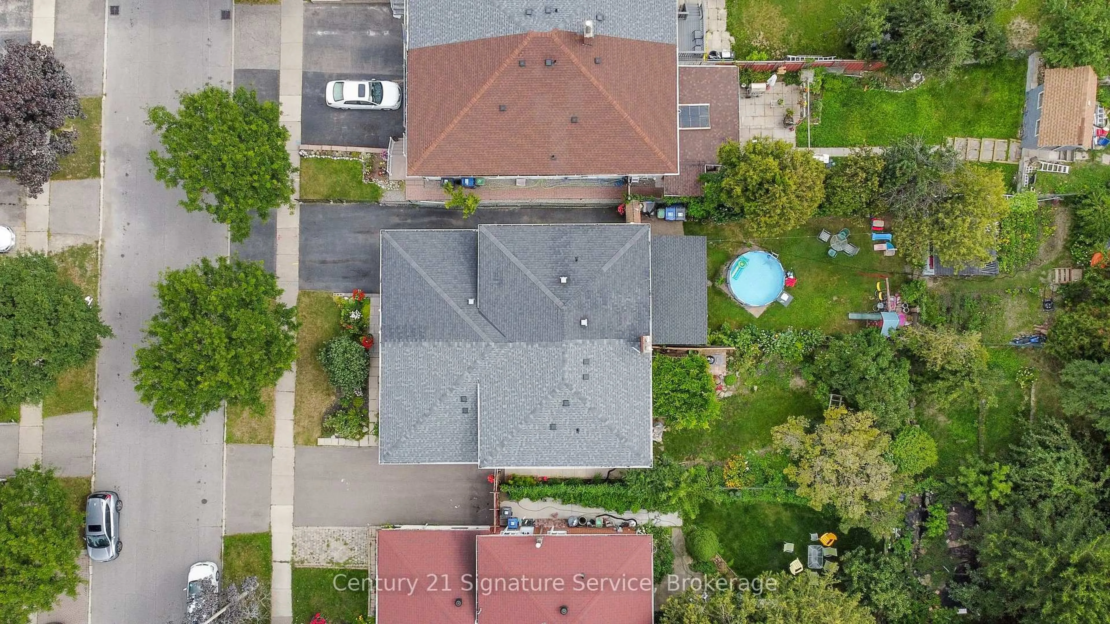 A pic from outside/outdoor area/front of a property/back of a property/a pic from drone, street for 144 Voltarie Cres, Mississauga Ontario L5A 2A4
