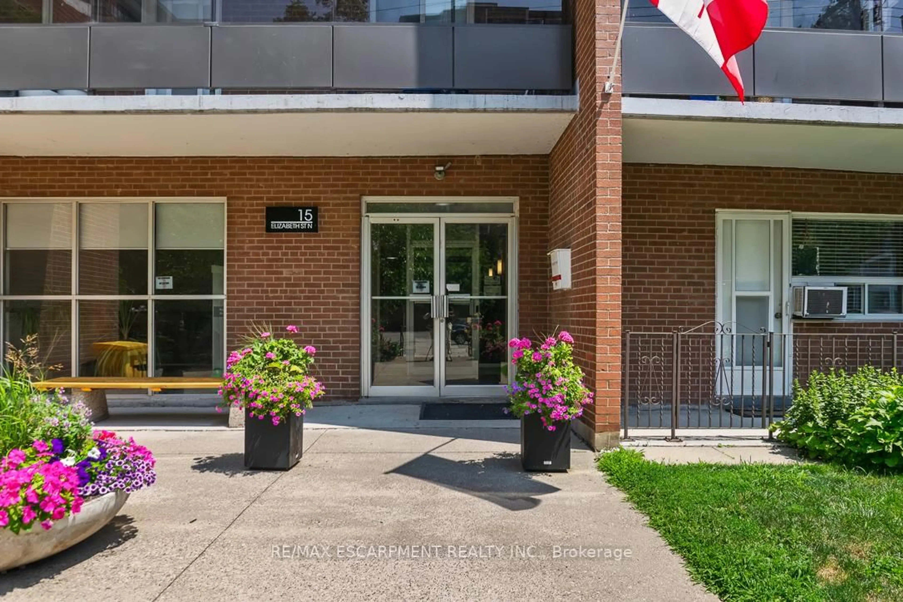 Indoor foyer for 15 Elizabeth St #805, Mississauga Ontario L5G 2Z3