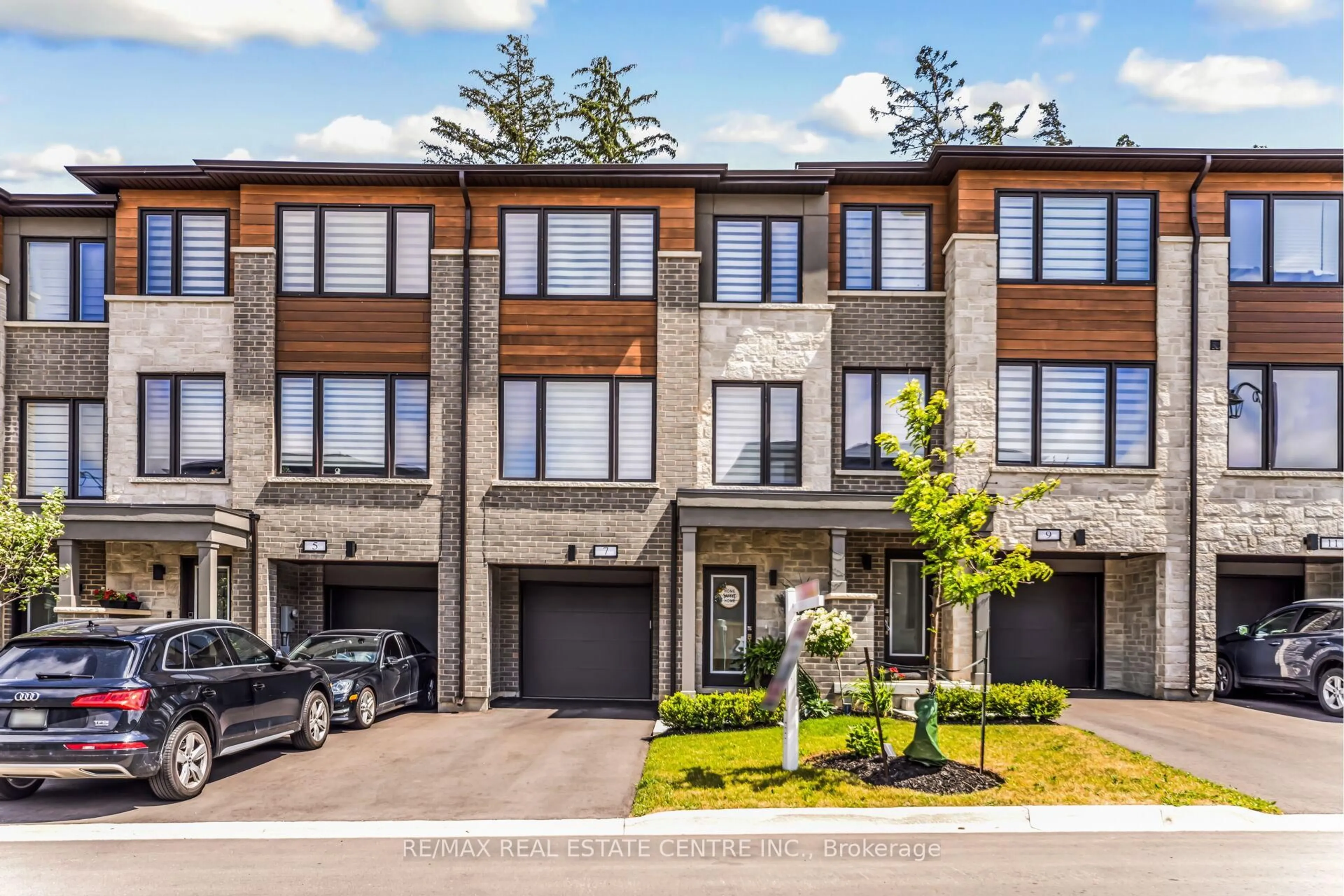 Home with brick exterior material, street for 7 Briar Crt, Halton Hills Ontario L7G 0P5