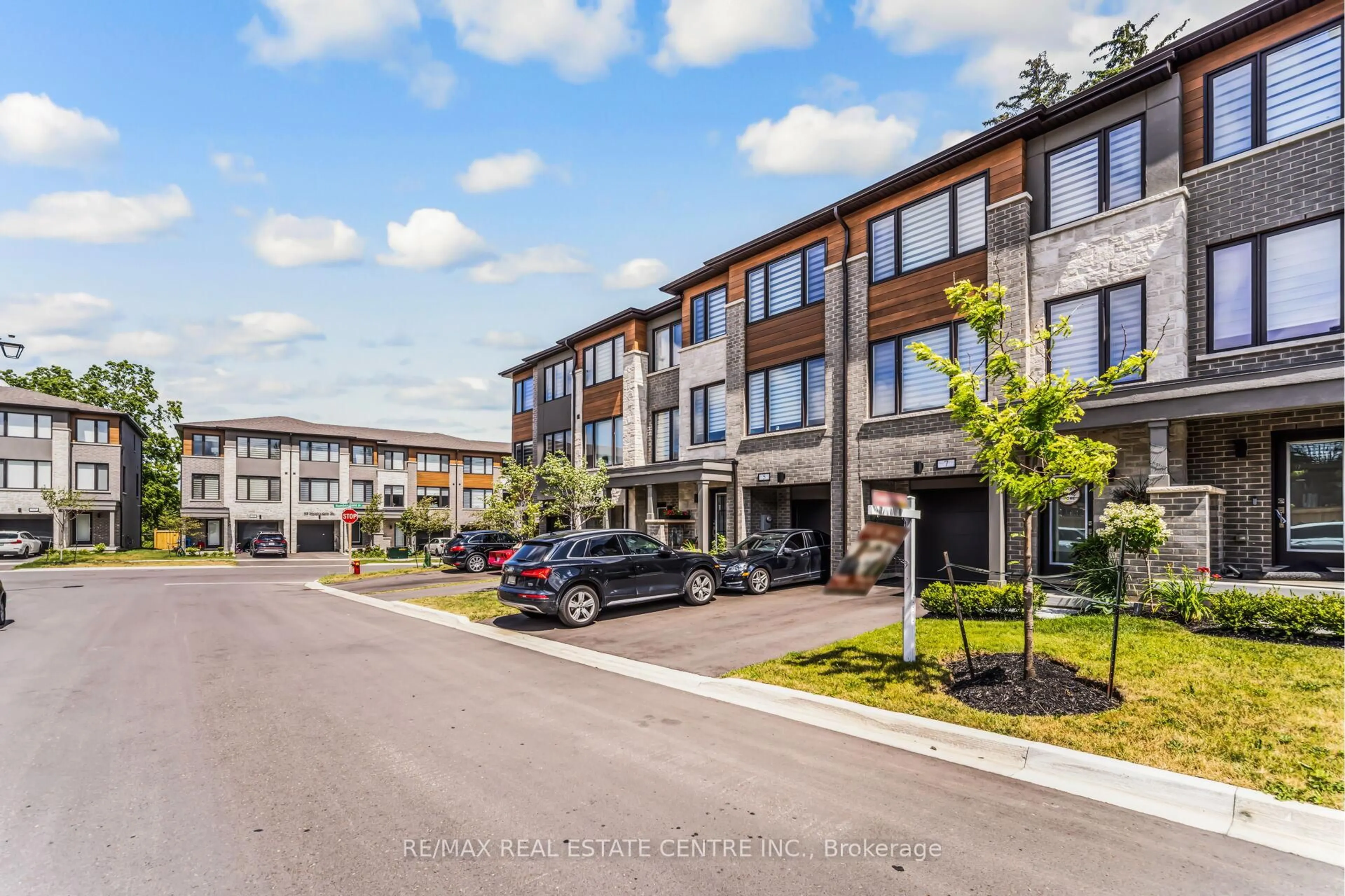 A pic from outside/outdoor area/front of a property/back of a property/a pic from drone, street for 7 Briar Crt, Halton Hills Ontario L7G 0P5