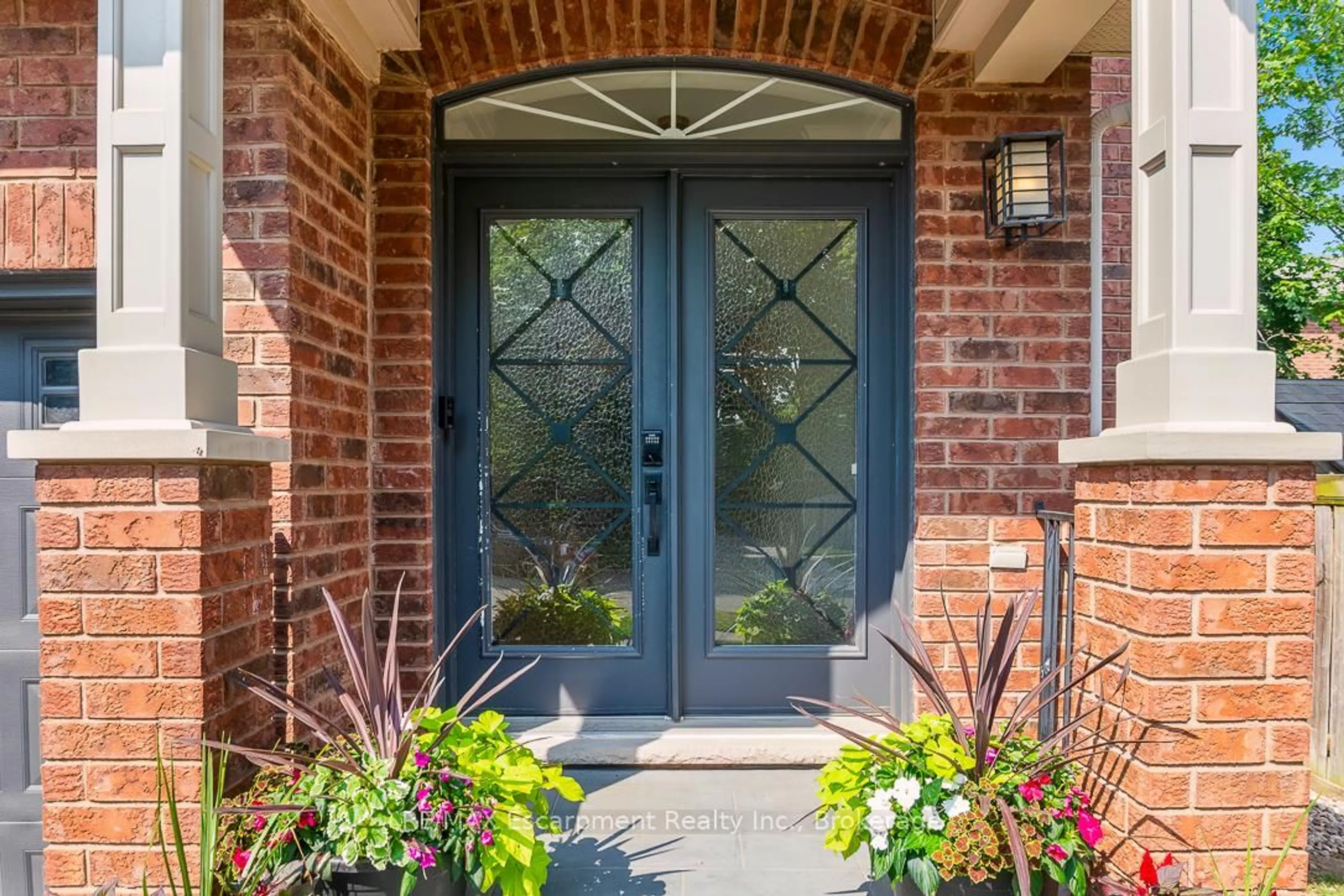 Indoor entryway for 2301 Baronwood Dr, Oakville Ontario L6M 4Z6