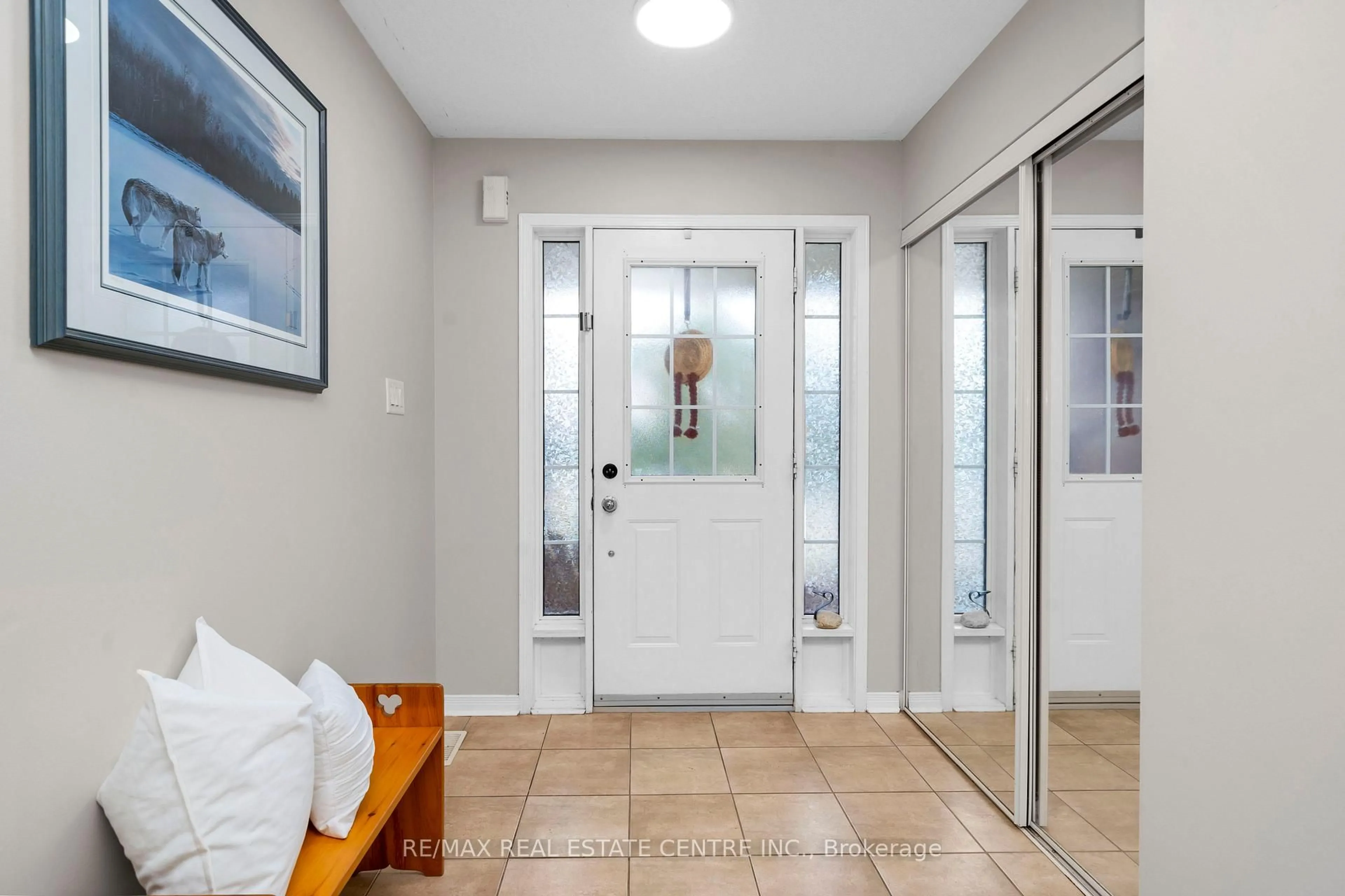 Indoor entryway for 71 Mowat Cres, Halton Hills Ontario L7G 0A1