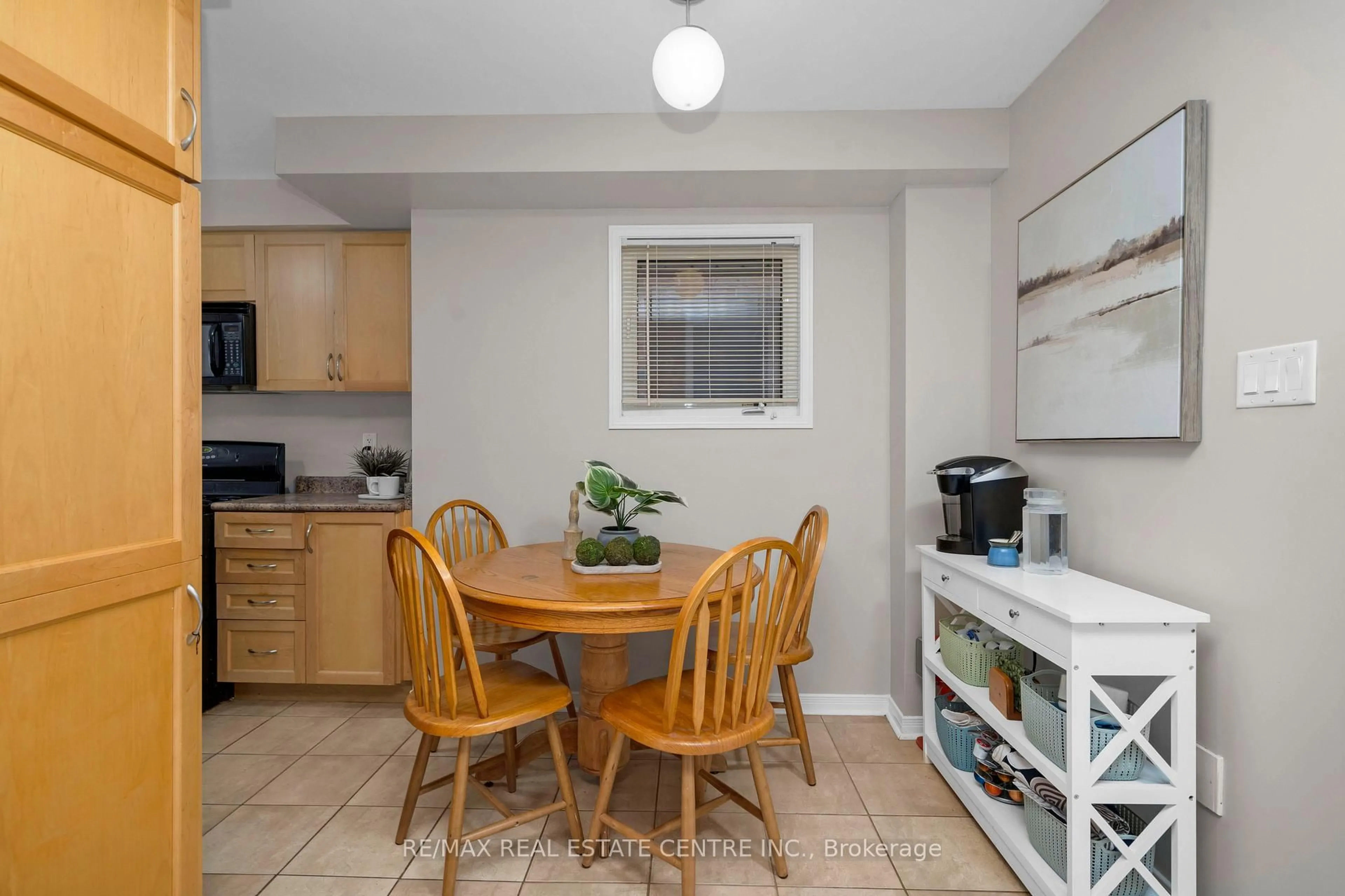 Standard kitchen, unknown for 71 Mowat Cres, Halton Hills Ontario L7G 0A1