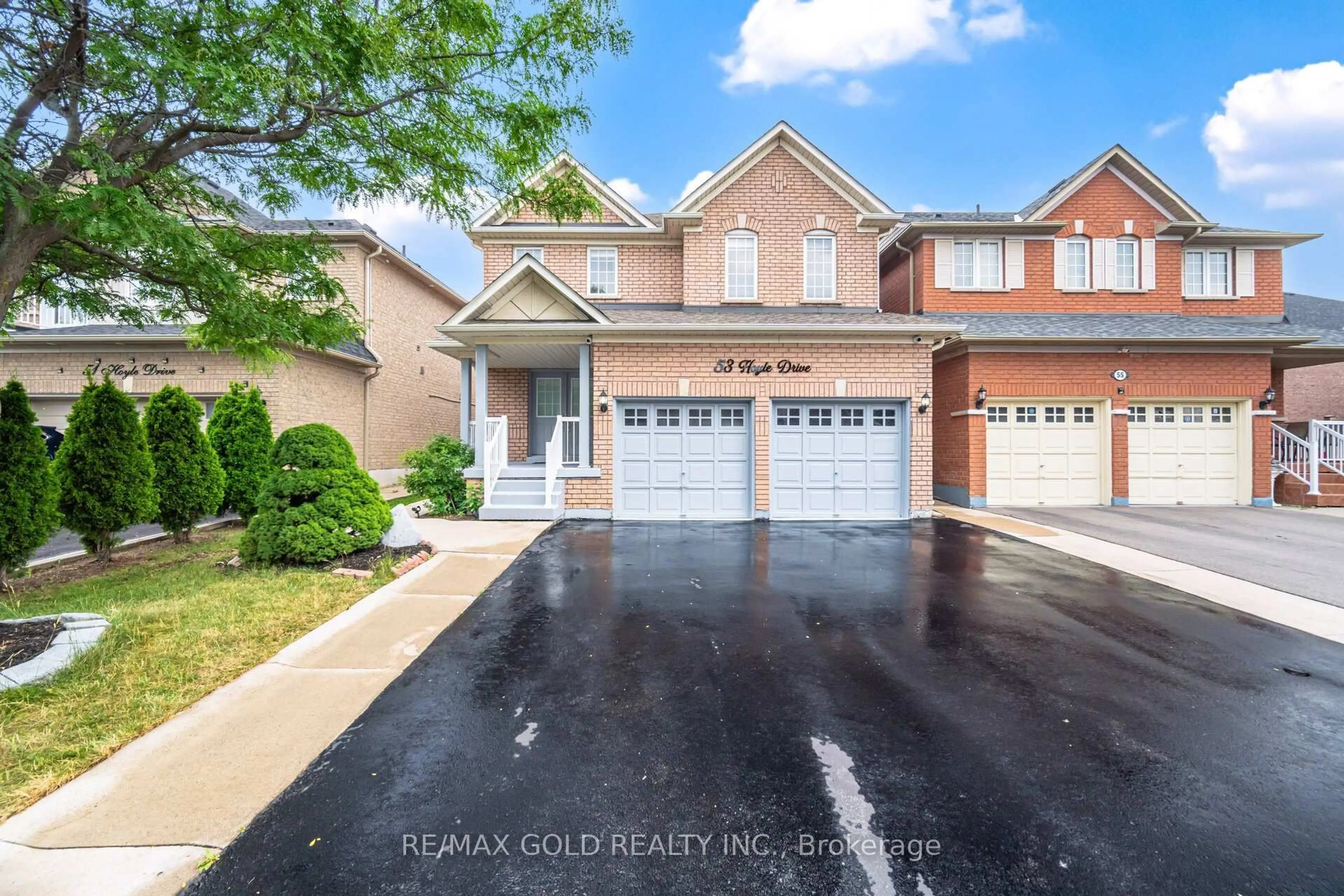 A pic from outside/outdoor area/front of a property/back of a property/a pic from drone, street for 53 Hoyle Dr, Brampton Ontario L6P 1T5