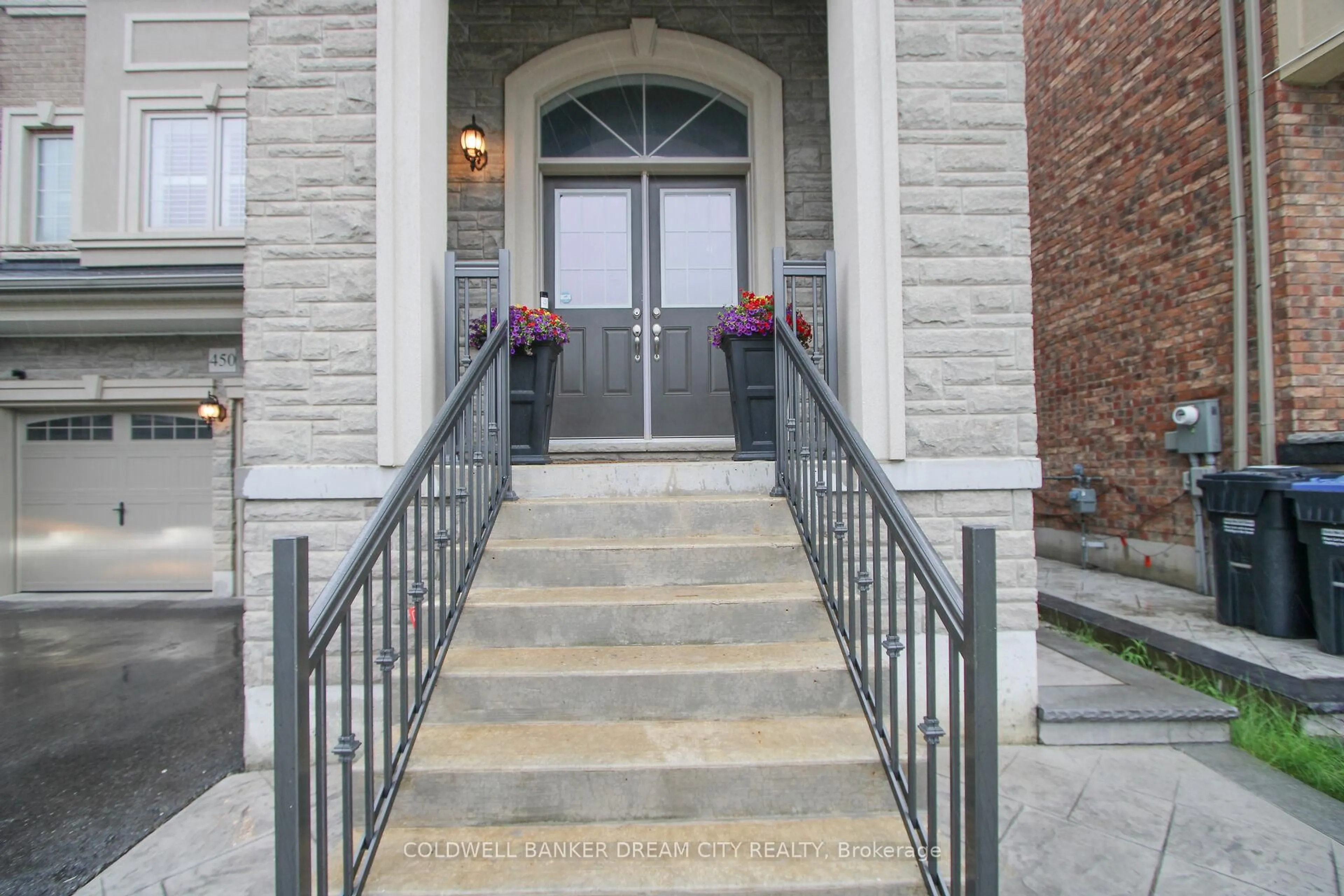 Indoor foyer for 450 Brisdale Dr, Brampton Ontario L7A 4J4