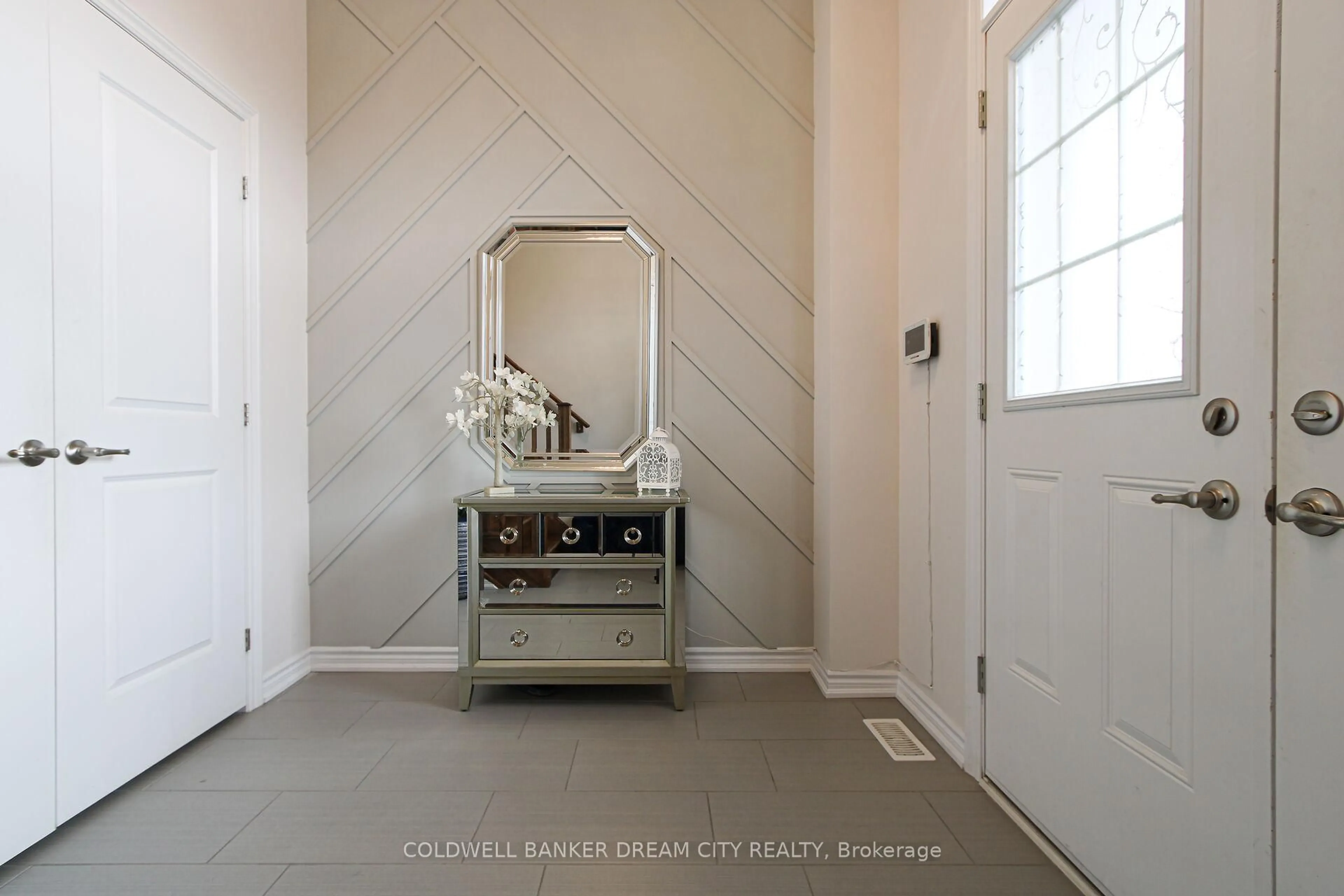Indoor entryway for 450 Brisdale Dr, Brampton Ontario L7A 4J4