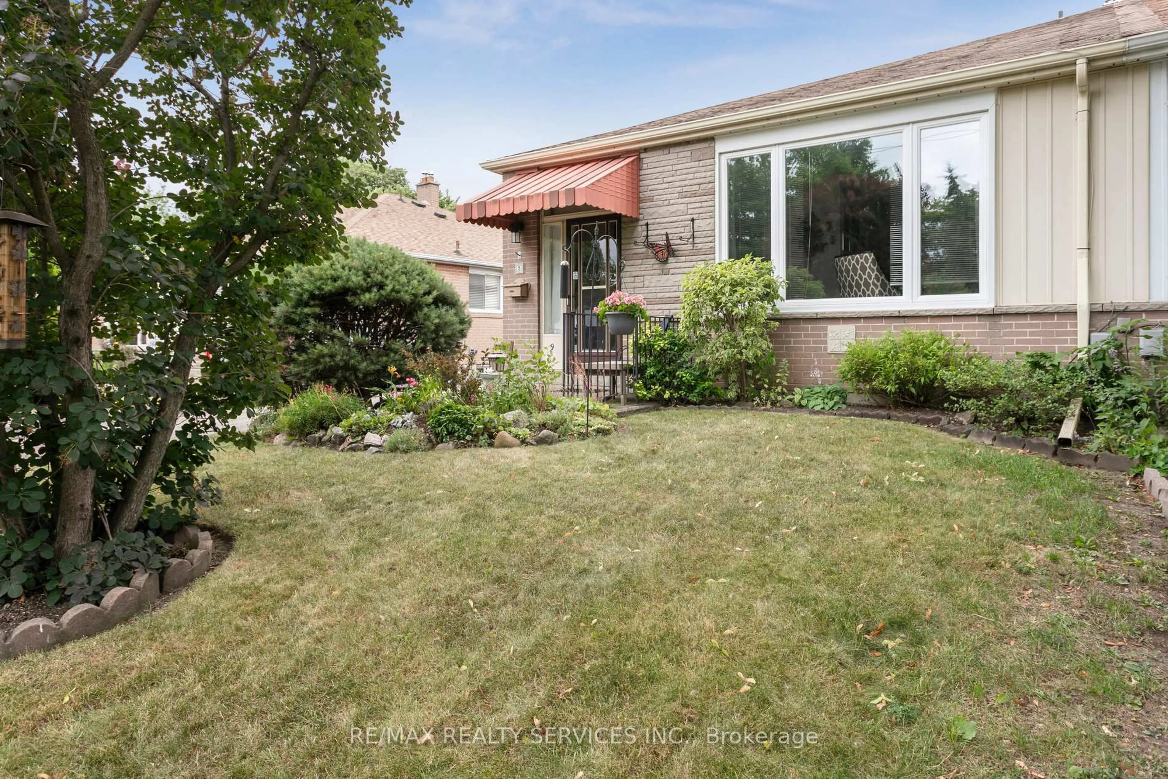 Patio, street for 9 Algonquin Blvd, Brampton Ontario L6T 1R7