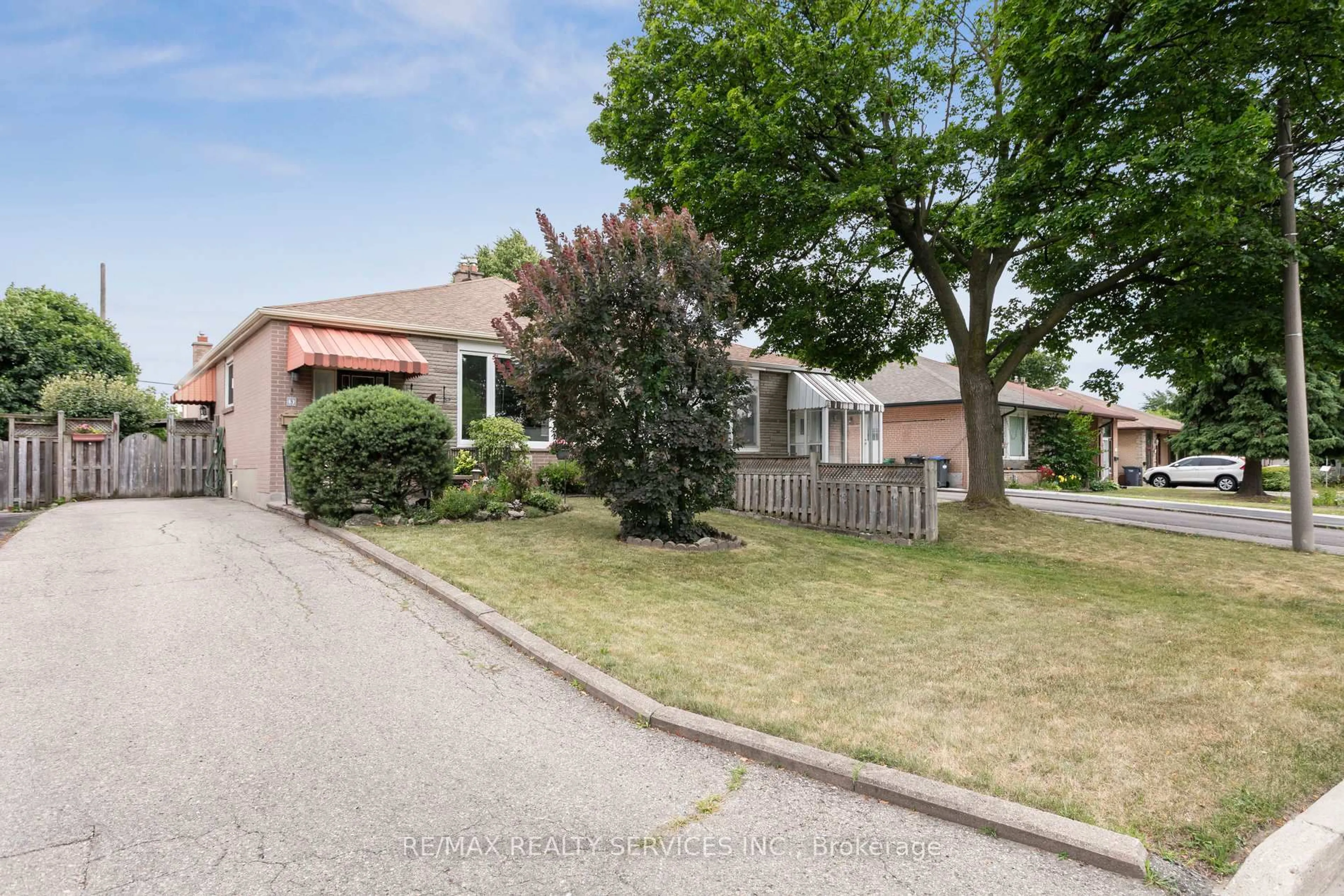 A pic from outside/outdoor area/front of a property/back of a property/a pic from drone, street for 9 Algonquin Blvd, Brampton Ontario L6T 1R7