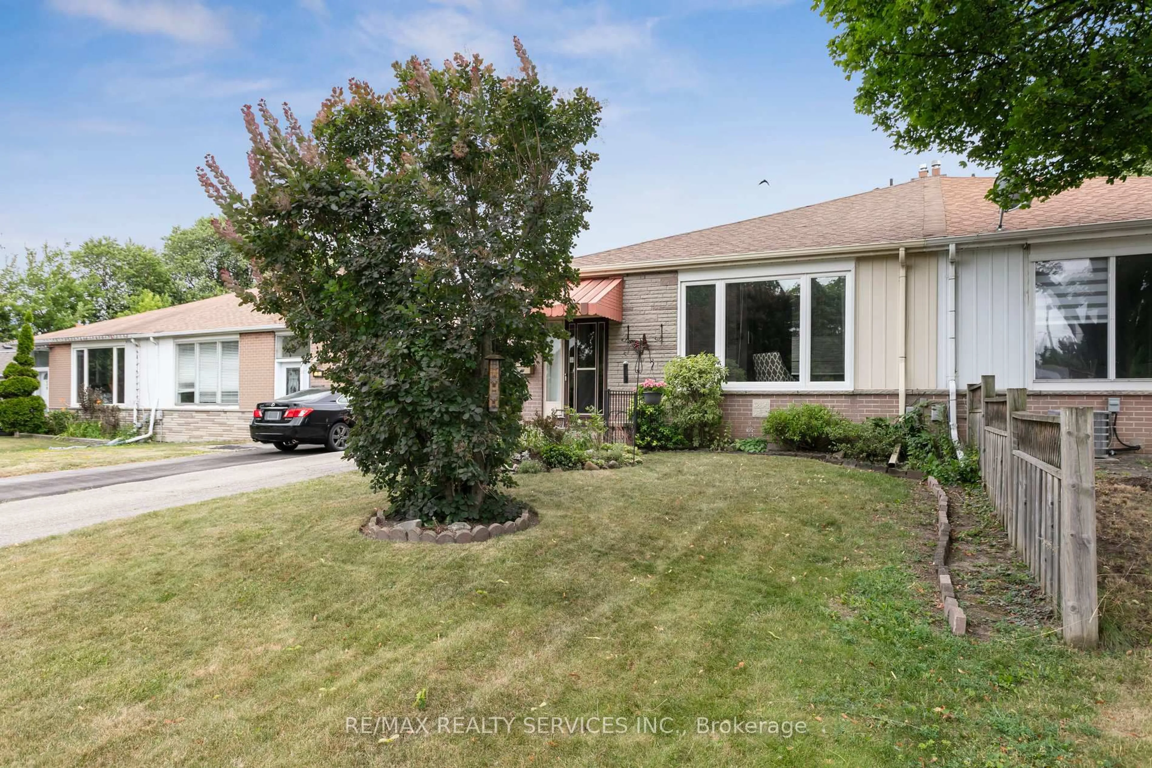 A pic from outside/outdoor area/front of a property/back of a property/a pic from drone, street for 9 Algonquin Blvd, Brampton Ontario L6T 1R7