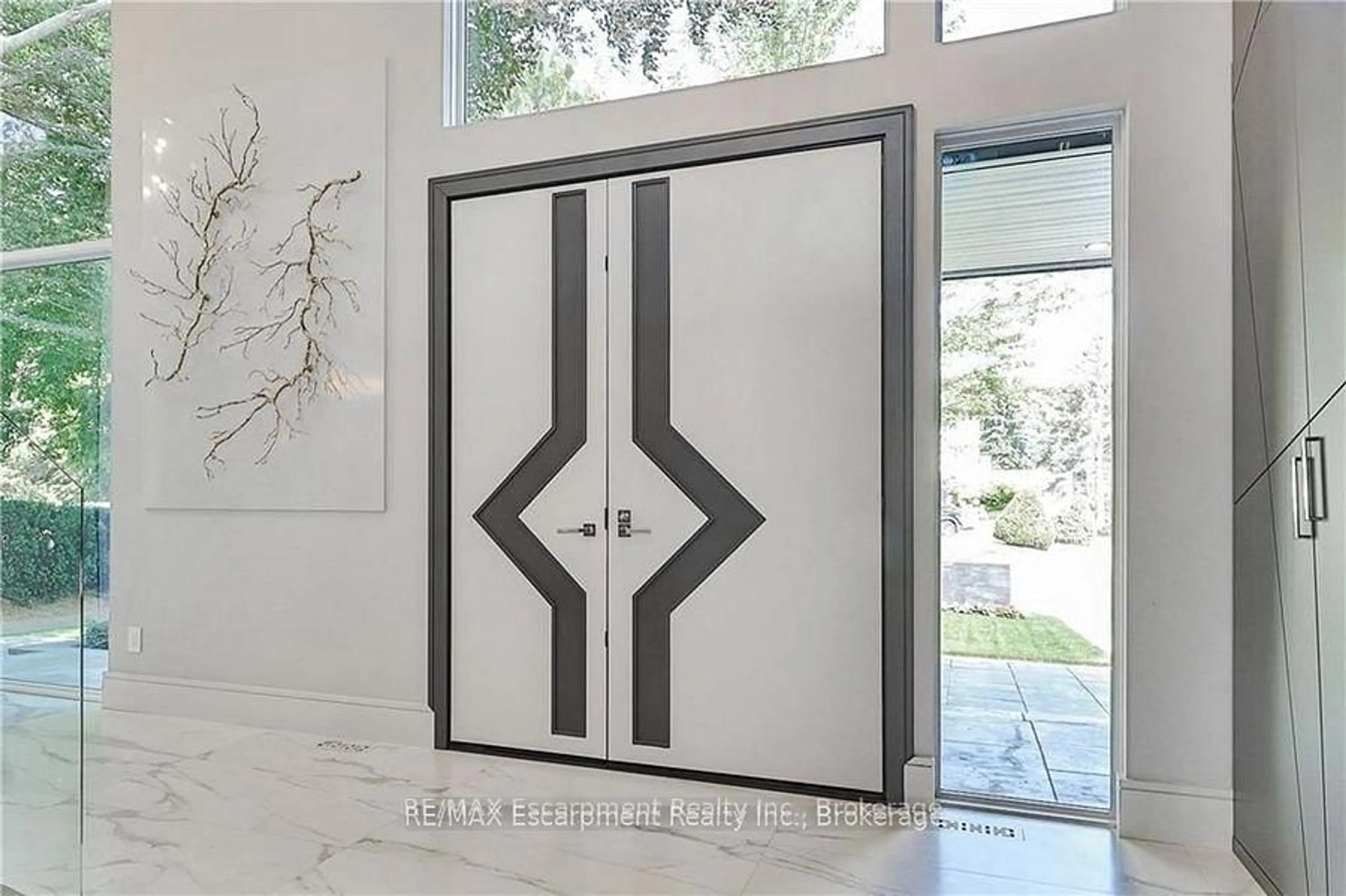 Indoor entryway for 2250 Chancery Lane, Oakville Ontario L6J 6A3