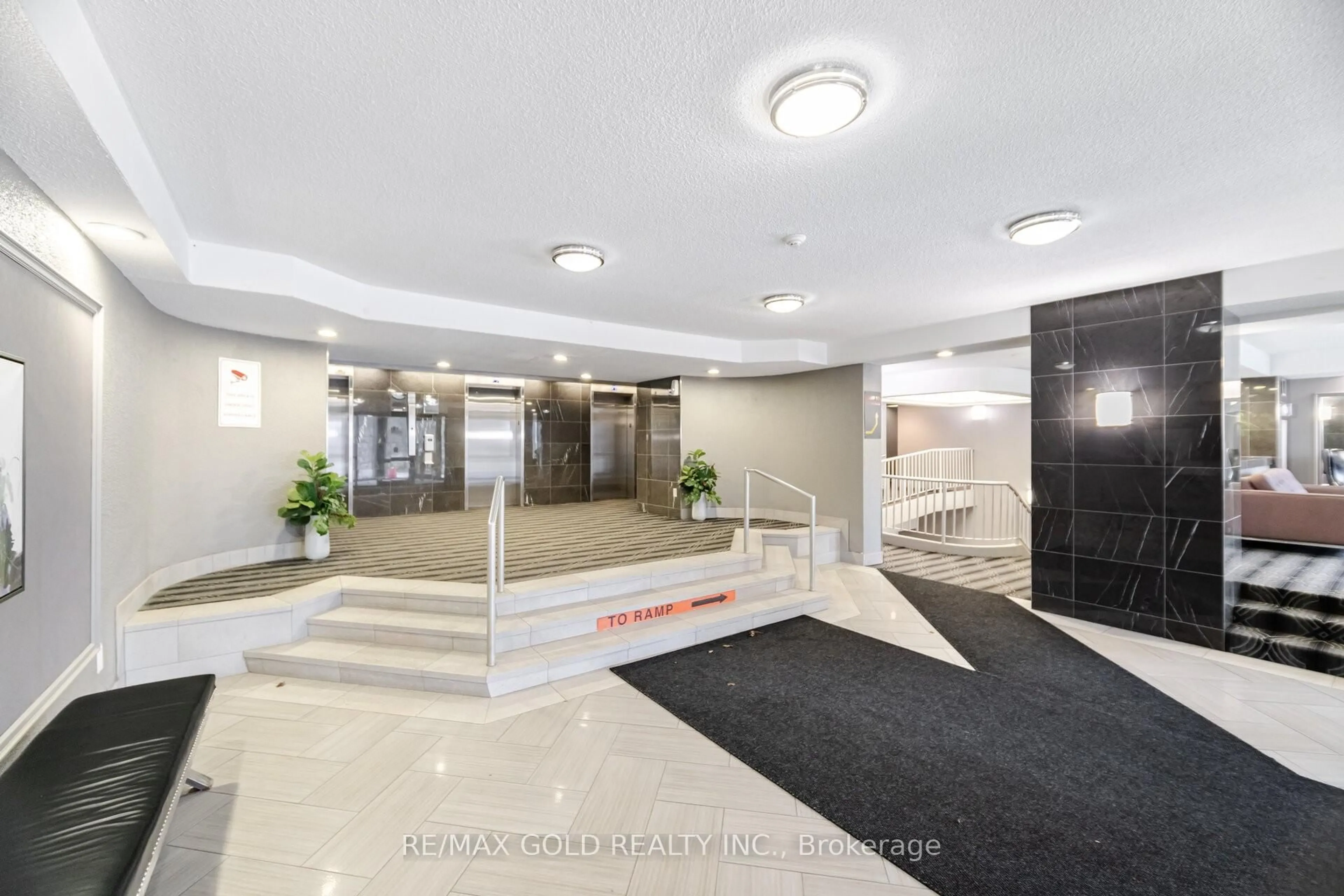 Indoor foyer for 8 Lisa St #903, Brampton Ontario L6T 4S6