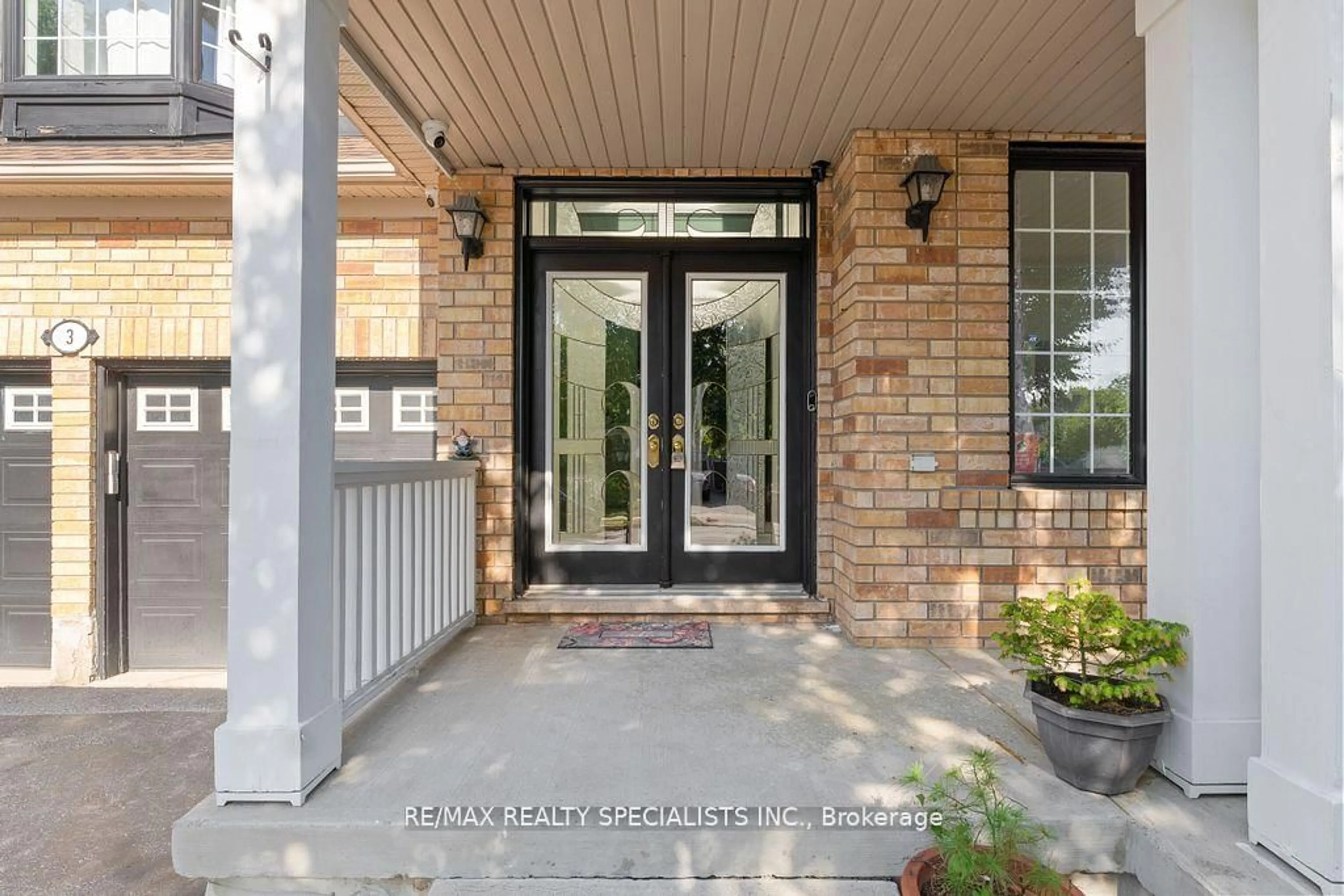 Indoor entryway for 3 Maldives Cres, Brampton Ontario L6P 1L4