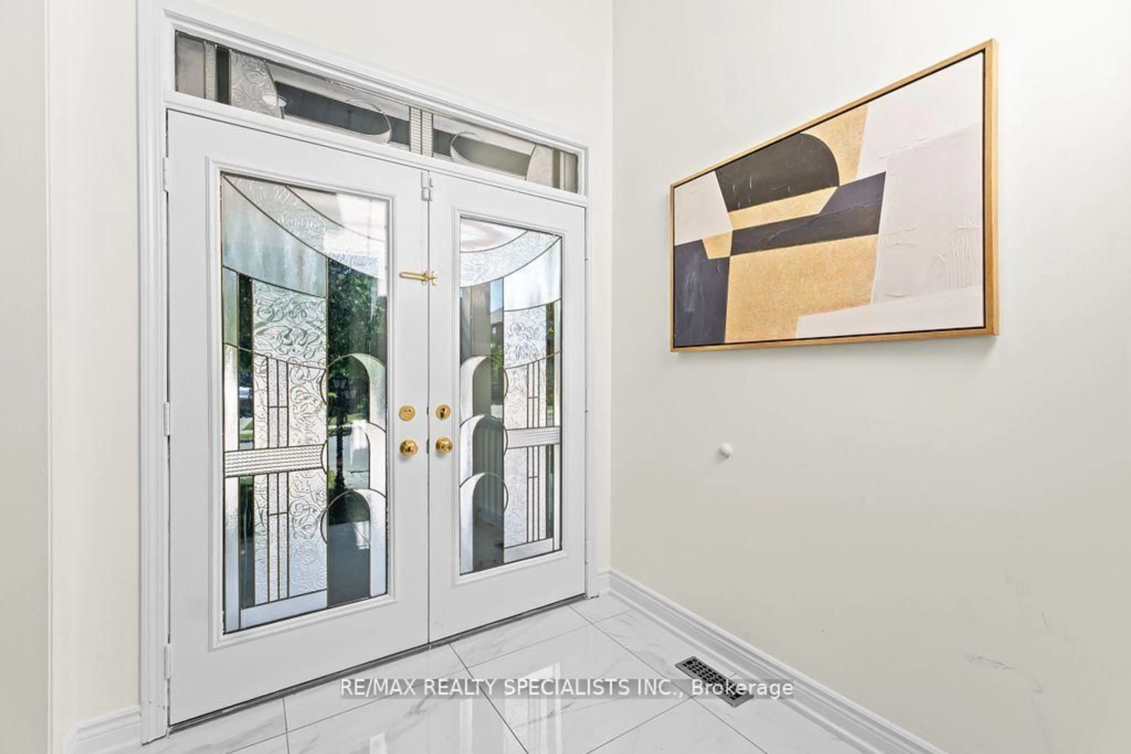 Indoor entryway for 3 Maldives Cres, Brampton Ontario L6P 1L4