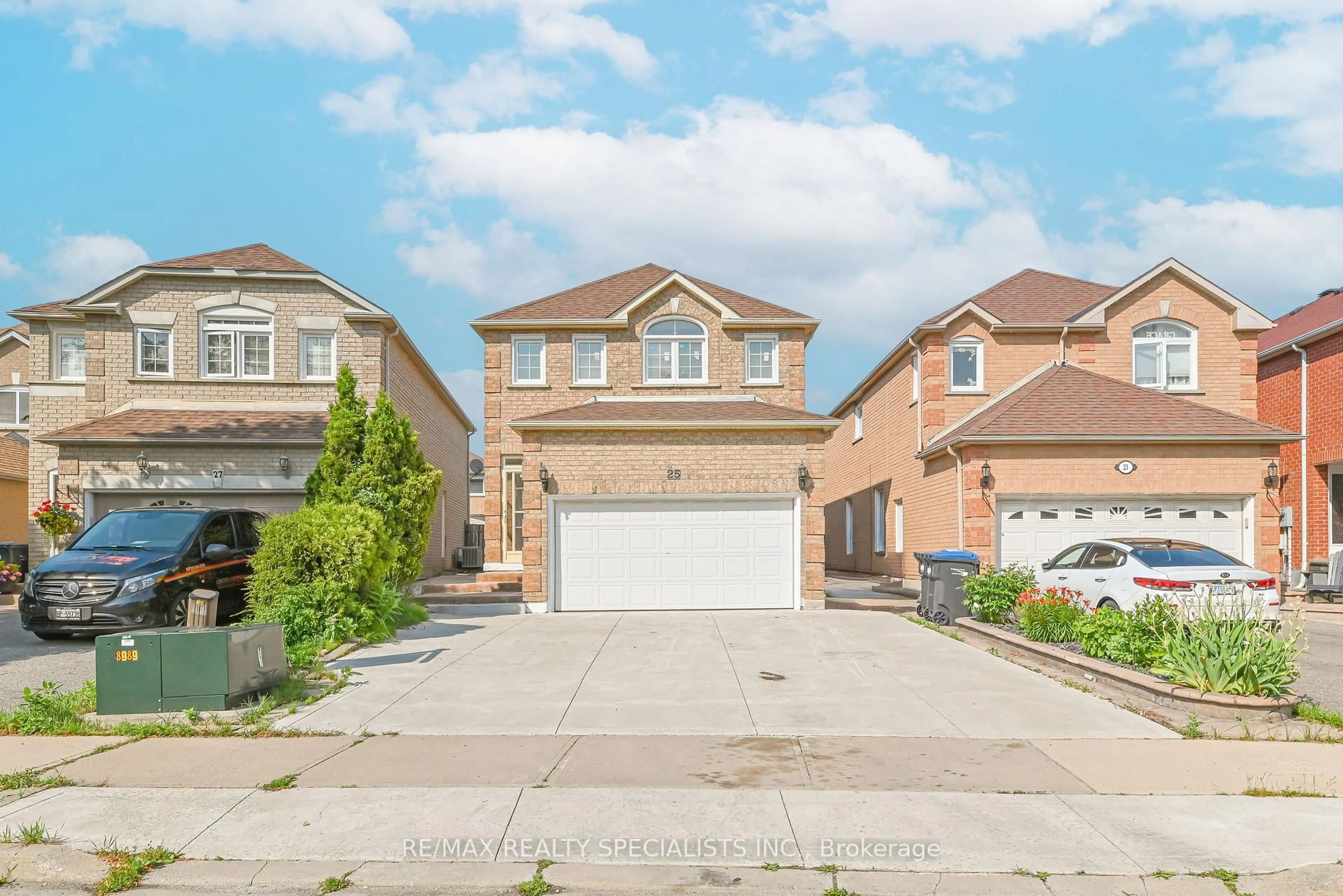 A pic from outside/outdoor area/front of a property/back of a property/a pic from drone, street for 25 Chadwick St, Brampton Ontario L6Y 4Y1