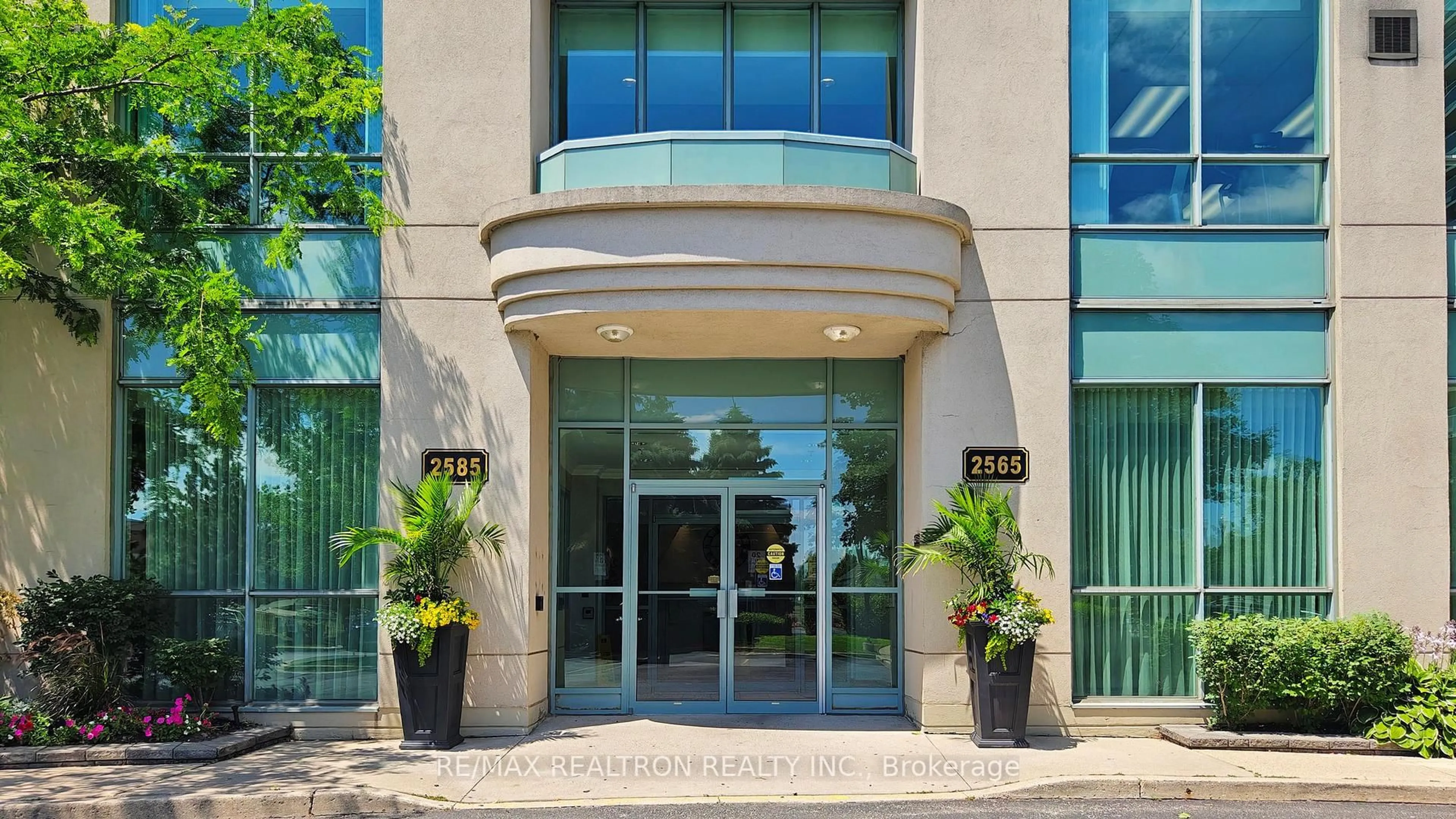 Indoor foyer for 2585 Erin Centre Blvd #207, Mississauga Ontario L5M 6Z8