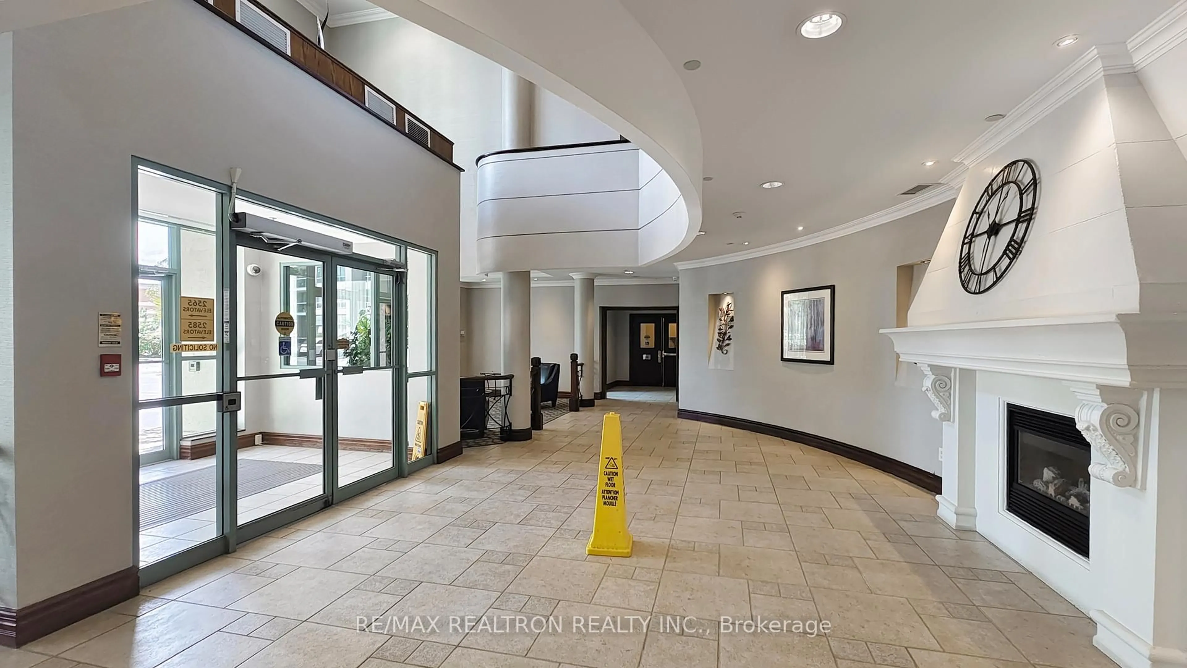 Indoor foyer for 2585 Erin Centre Blvd #207, Mississauga Ontario L5M 6Z8