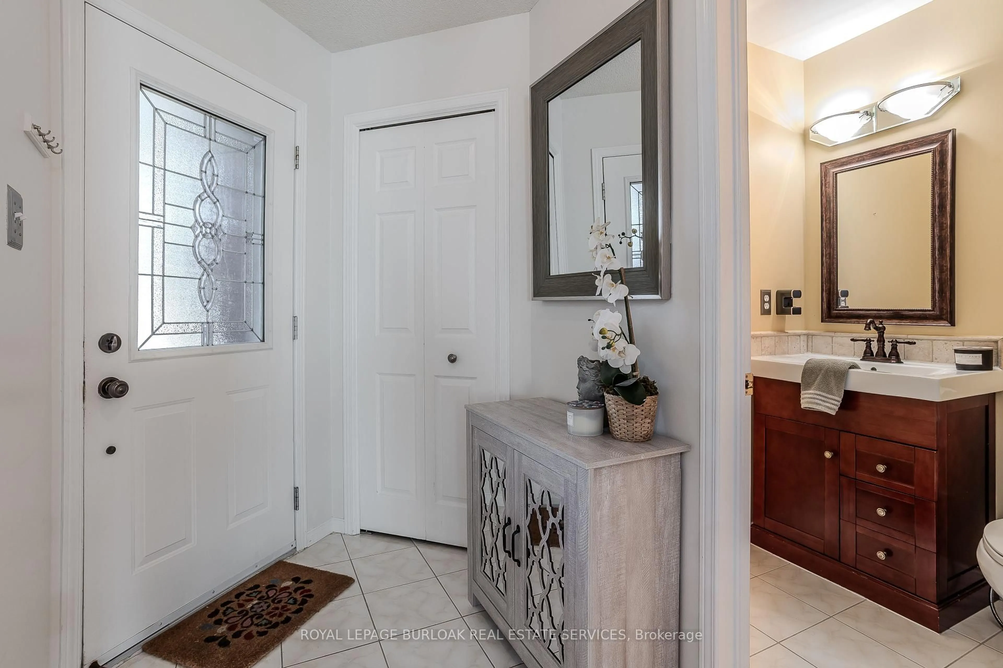 Indoor entryway for 1386 Treeland St, Burlington Ontario L7R 4P4