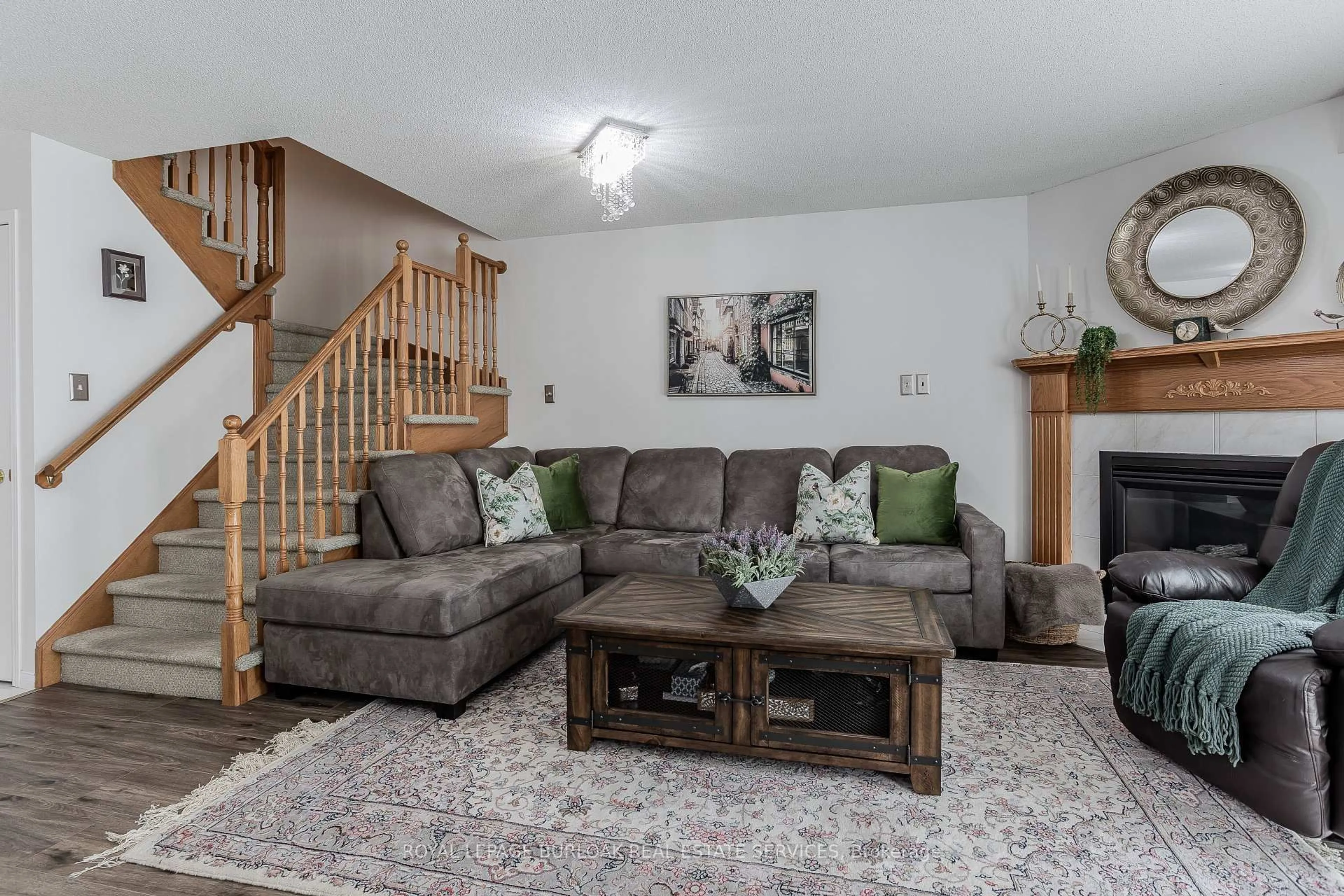 Living room with furniture, unknown for 1386 Treeland St, Burlington Ontario L7R 4P4