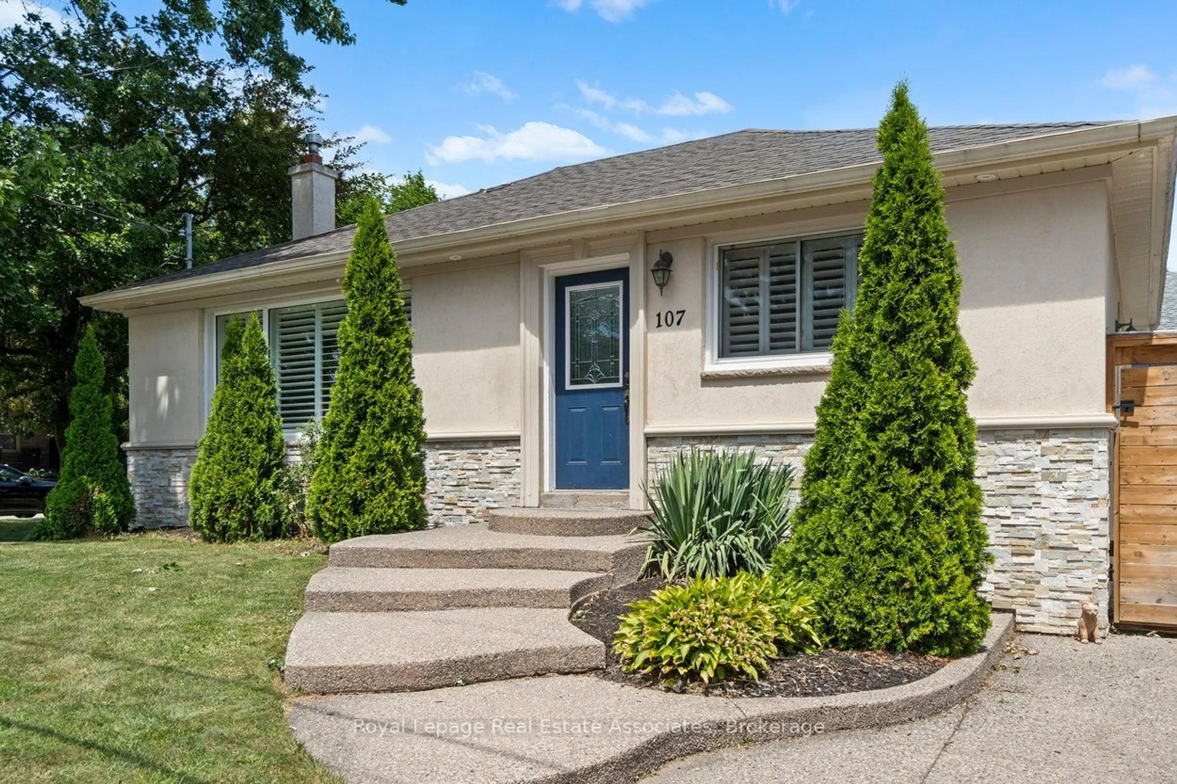 Home with vinyl exterior material, street for 107 Court St, Milton Ontario L9T 2S4