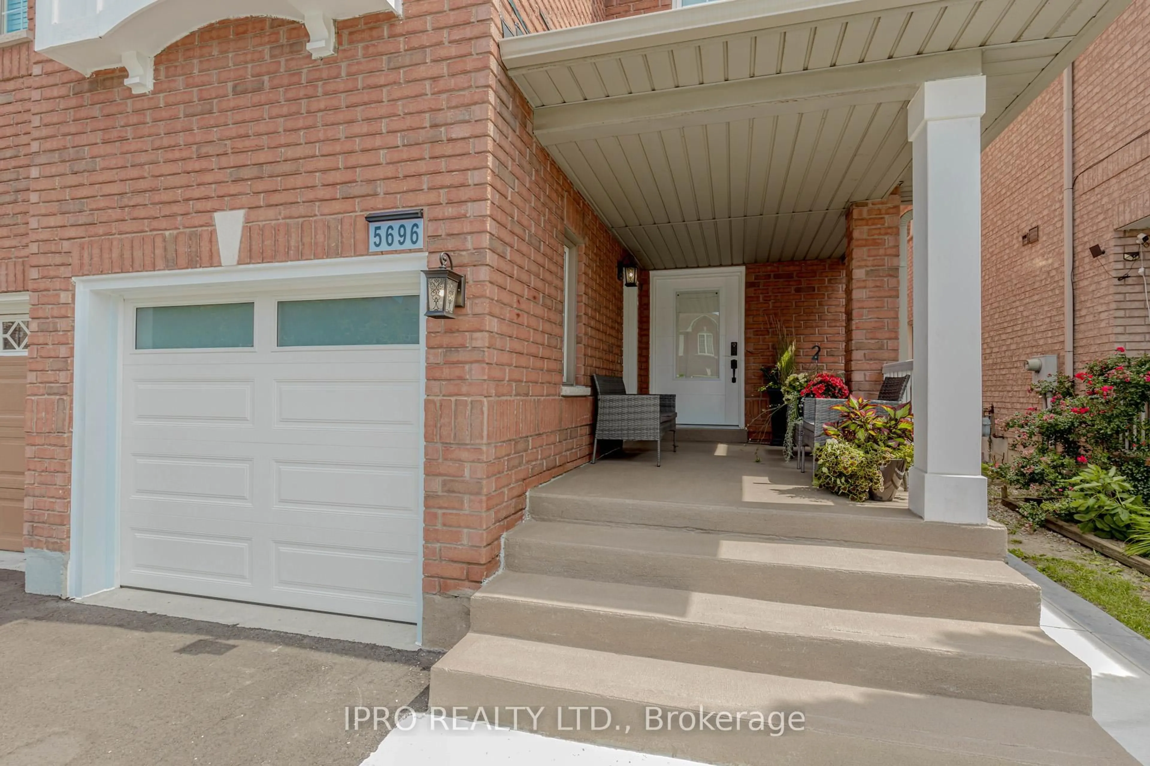 Indoor entryway for 5696 Margarita Cres, Mississauga Ontario L5M 6Y8