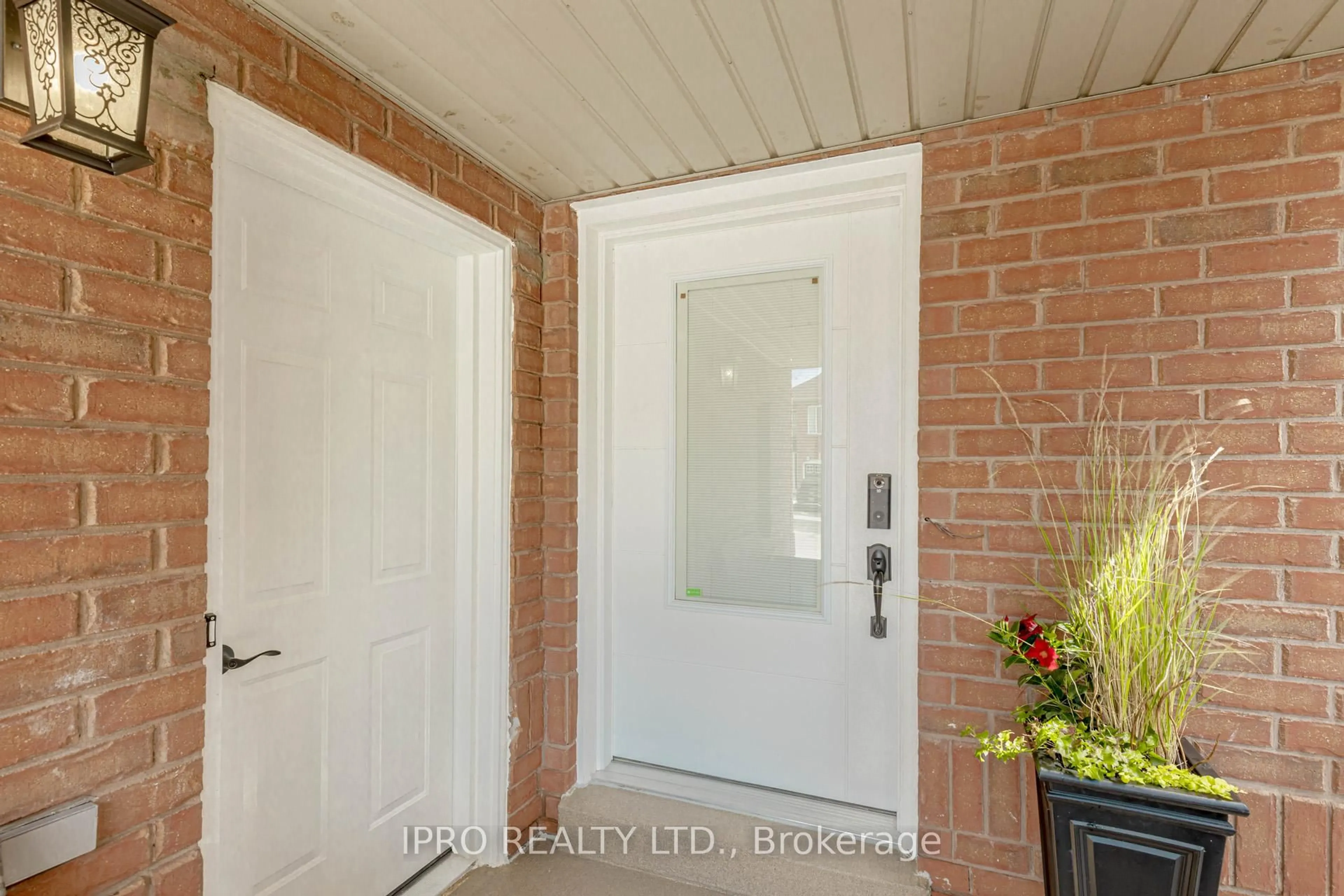 Indoor entryway for 5696 Margarita Cres, Mississauga Ontario L5M 6Y8