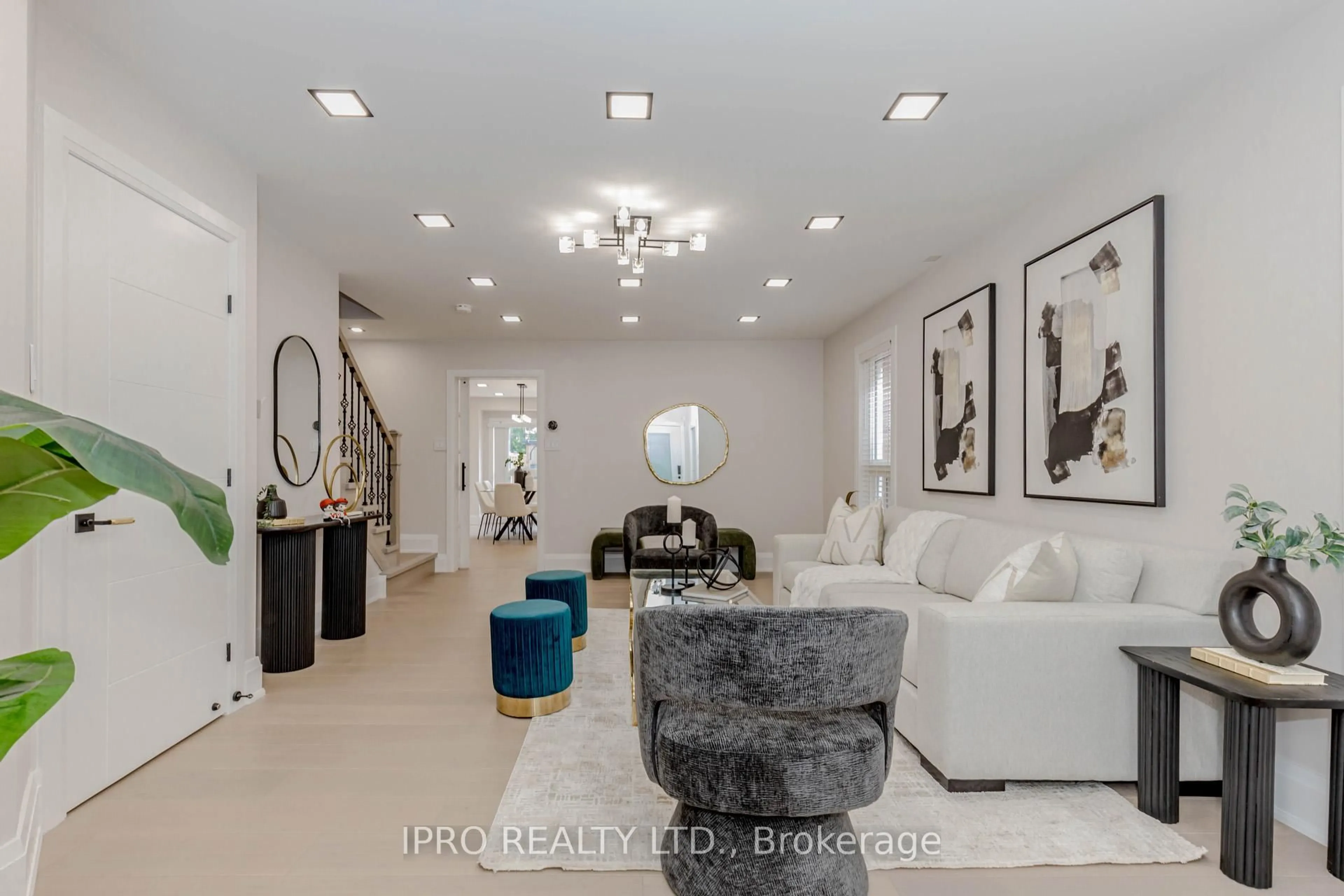 Living room with furniture, ceramic/tile floor for 5696 Margarita Cres, Mississauga Ontario L5M 6Y8