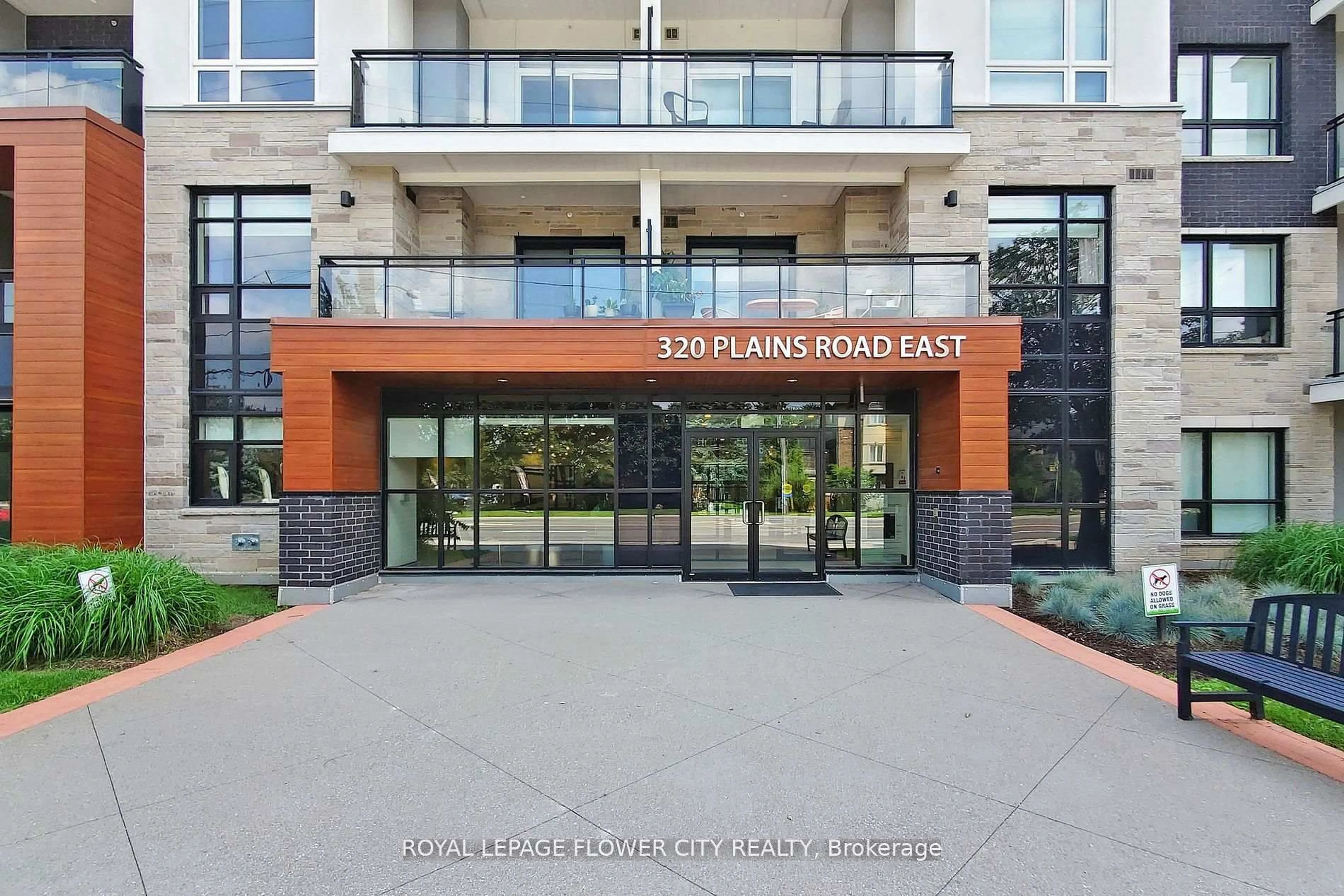Indoor entryway for 320 Plains Rd #106, Burlington Ontario L7T 0C1